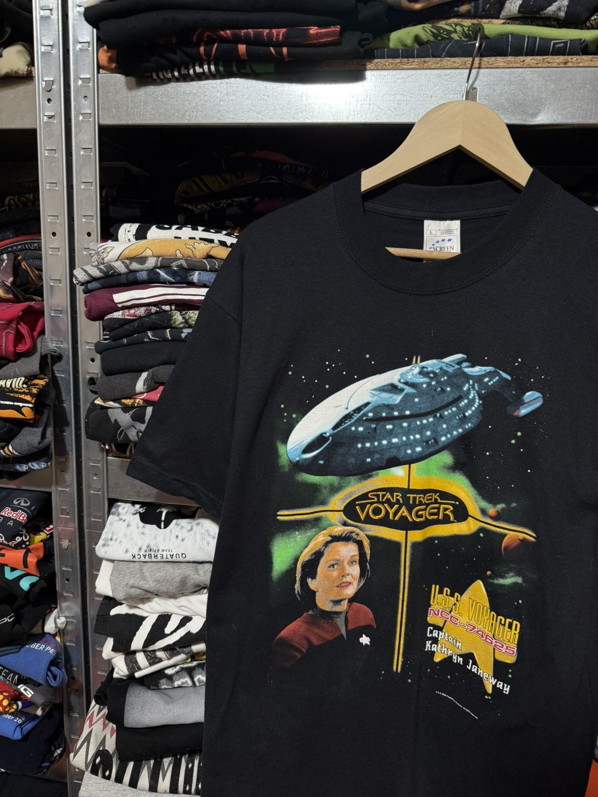 Vintage Vintage 2000 Star Trek Voyager Captain Kathryn T-Shirt Size US L / EU 52-54 / 3 - 3 Thumbnail