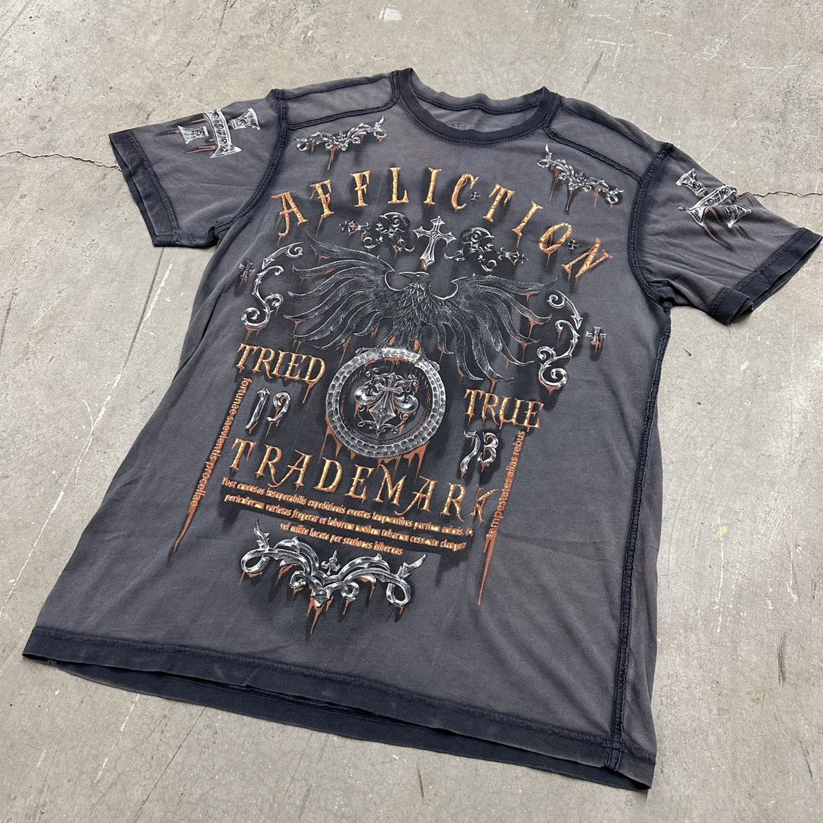 Affliction × Vintage Vintage 2000s Y2K Affliction Grey Graphic T-Shirt Size US M / EU 48-50 / 2 - 2 Thumbnail