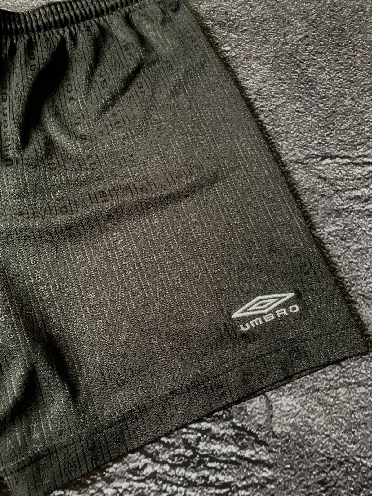 Umbro Vintage 90s Umbro shorts streetwear monogrammed y2k size S Size US 30 / EU 46 - 3 Thumbnail