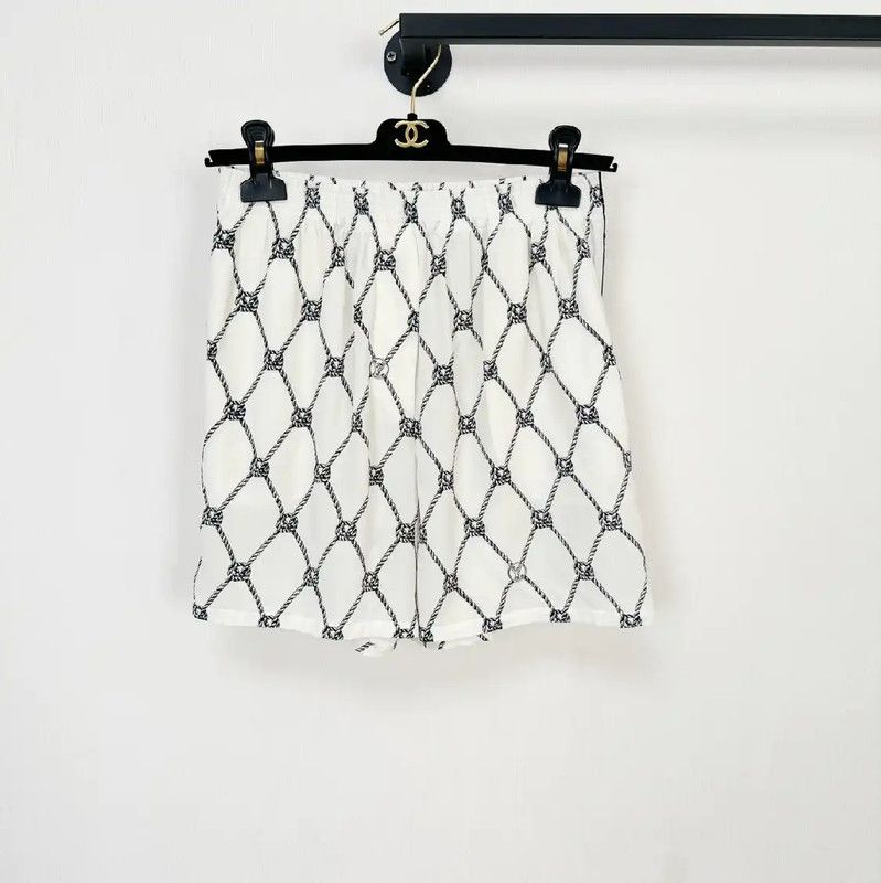 Louis Vuitton Louis Vuitton Women's White Shorts Size S 0089 Size 23" - 1 Thumbnail