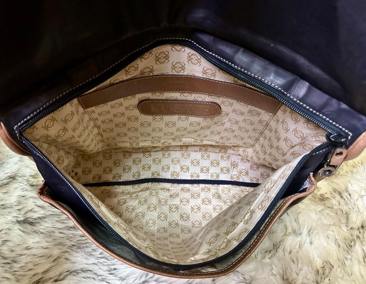 Loewe Authentic Loewe Anagram Two Tone Leather Shoulder Bag Size ONE SIZE - 8 Thumbnail