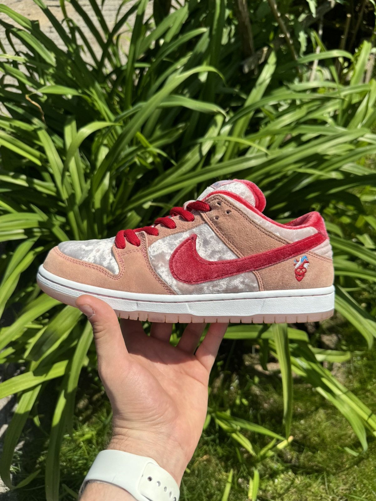 image of Nike Sb Dunk Low Strangelove 41 Us 8 Shoes in Pink, Men's