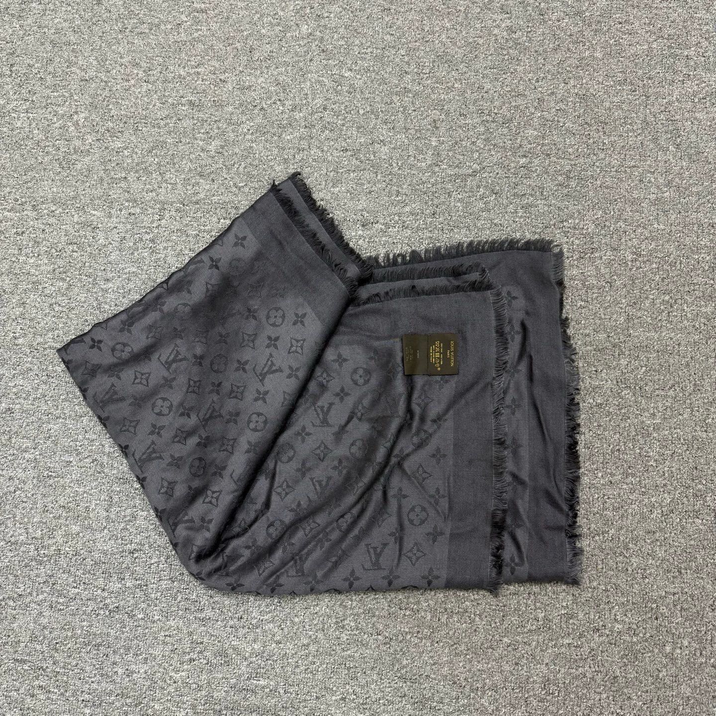 Louis Vuitton LV gray allover 140x140cm scarf 99new Size ONE SIZE - 1 Thumbnail
