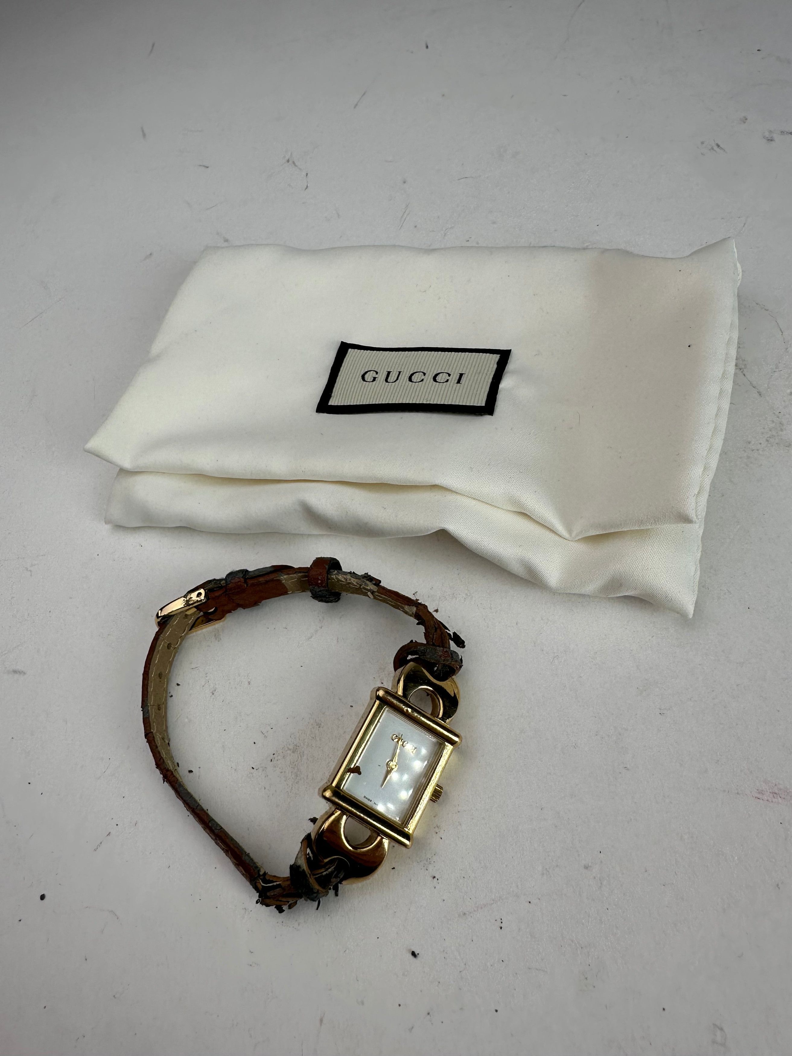 Gucci Vintage 1800 L Watch Gold White Size ONE SIZE - 1 Thumbnail