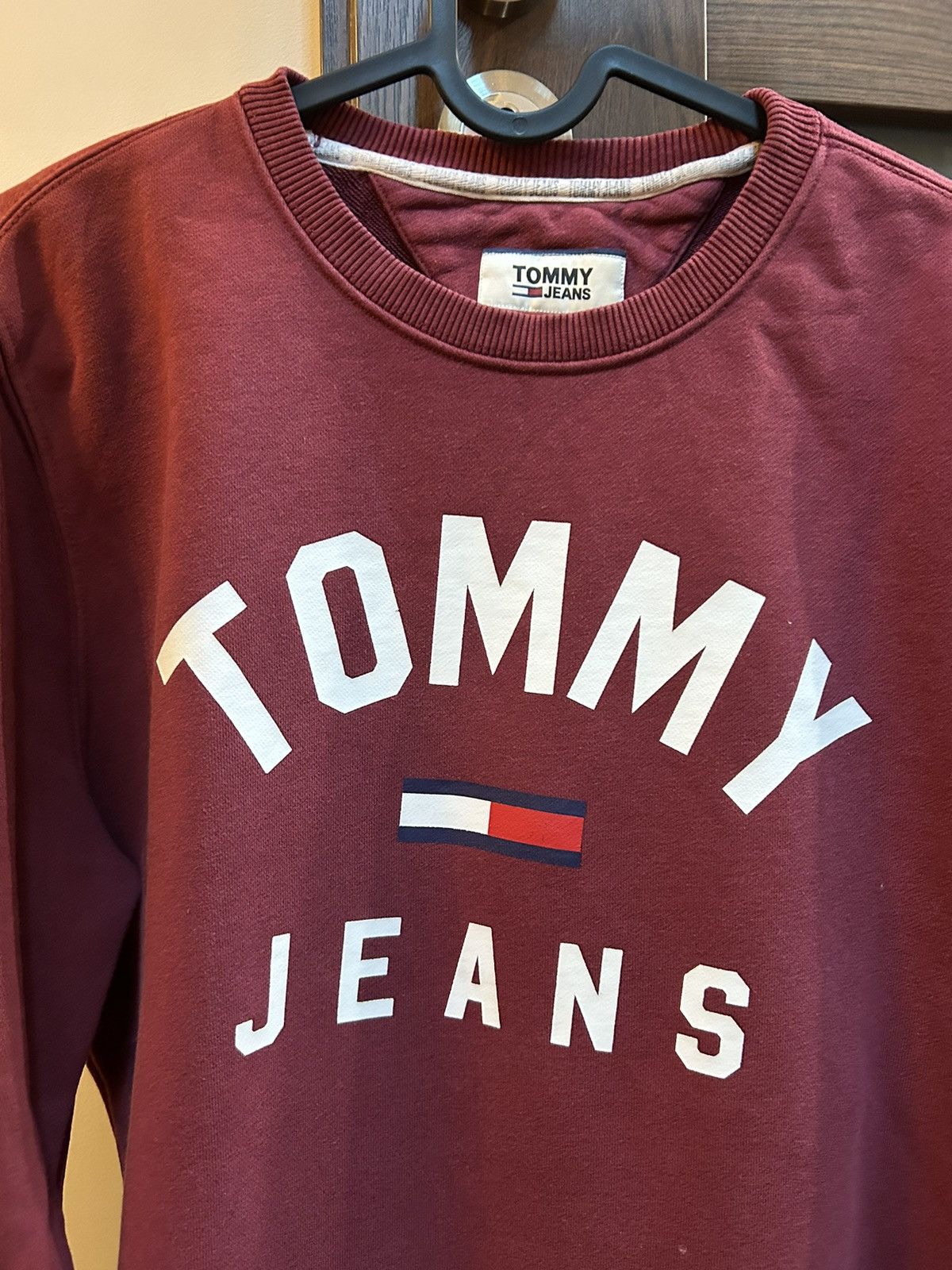 Tommy Hilfiger Tommy Jeans Logo Crewneck Sweatshirt – Burgundy Size US M / EU 48-50 / 2 - 2 Thumbnail