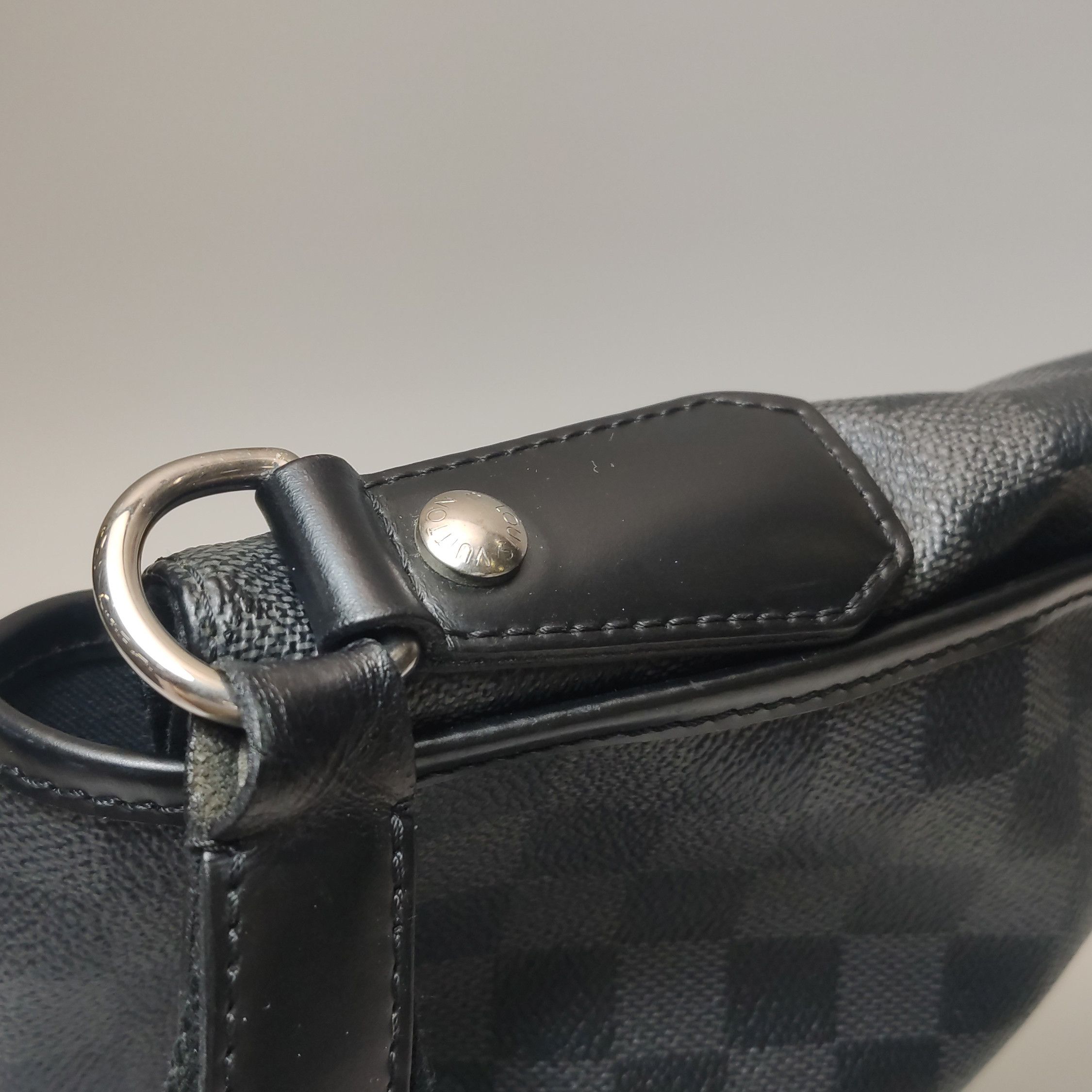 Louis Vuitton Louis Vuitton (LV) District leather checkerboard flap messe Size ONE SIZE - 9 Thumbnail