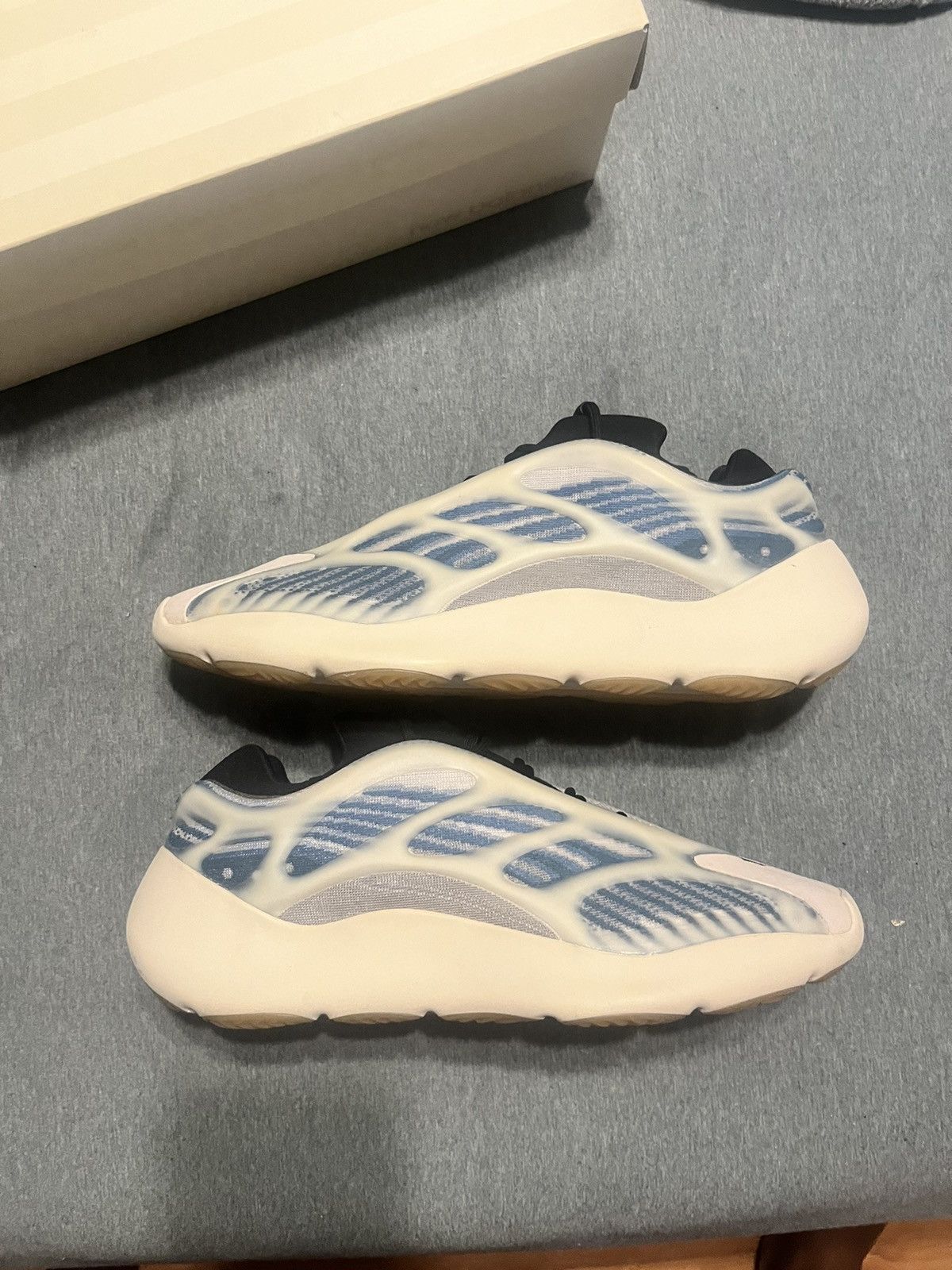 Adidas × Yeezy Yeezy Kyanite 700 v3 Size US 13 / EU 46 - 2 Thumbnail