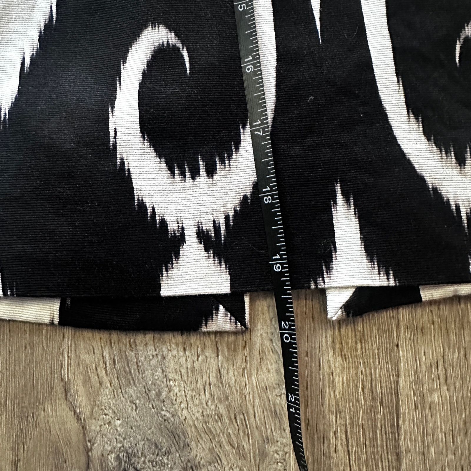 White House Black Market WHITE HOUSE BLACK MARKET Abstract Embroidered Skirt size 10 Size 32" / US 10 / IT 46 - 5 Thumbnail