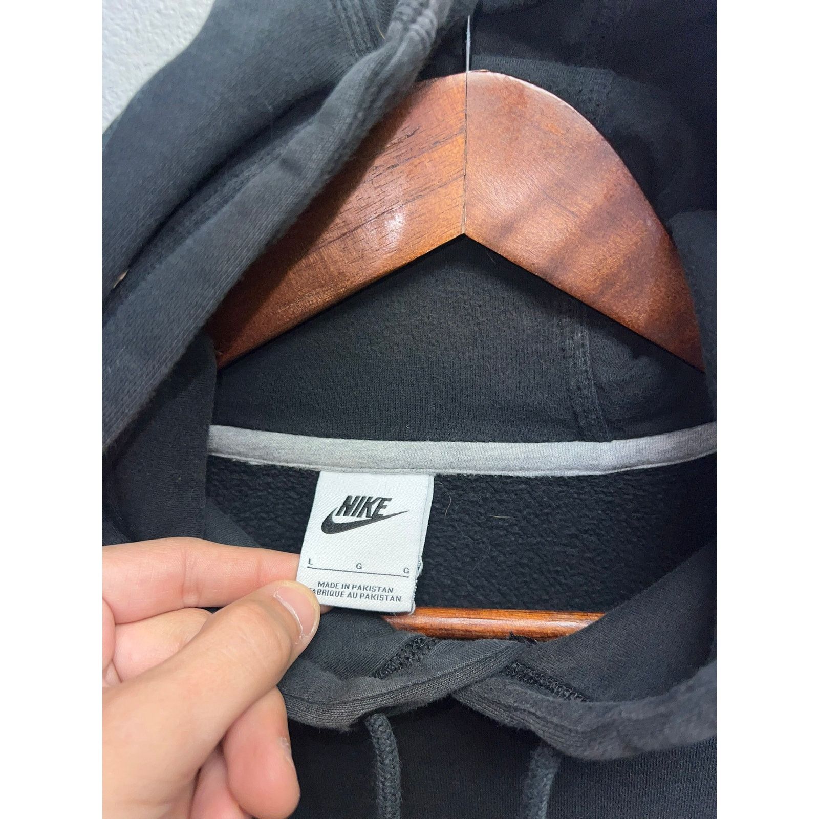 Vintage Nike Club Hoodie Black Pullover White Logo Swoosh Pull Over Size US L / EU 52-54 / 3 - 7 Thumbnail
