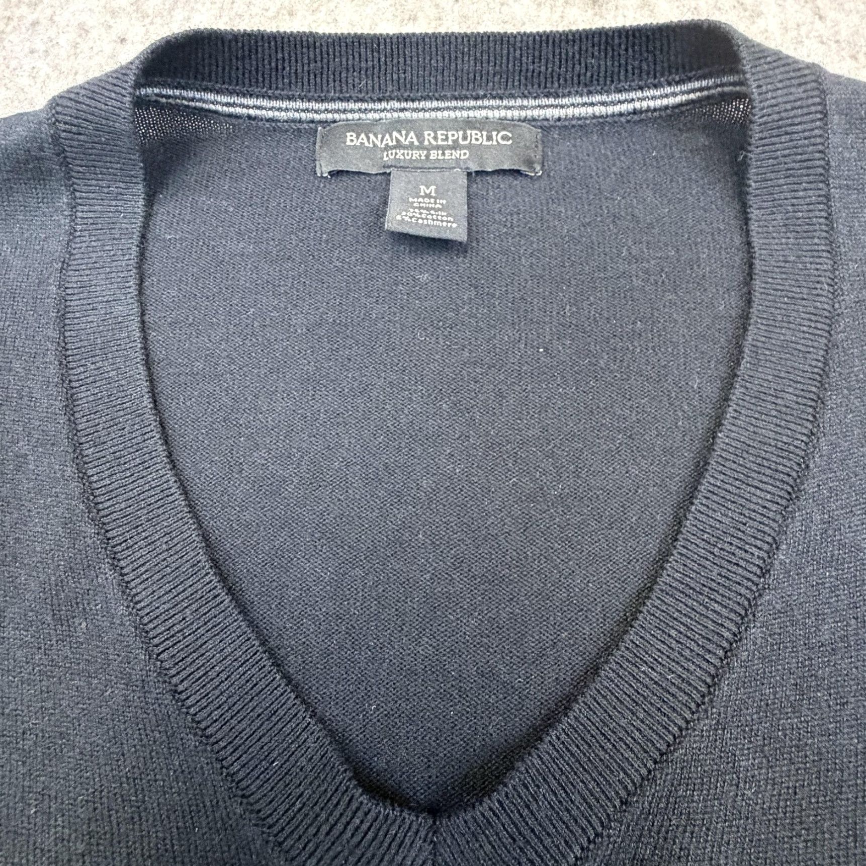 Banana Republic Banana Republic Sweater M Black Silk Cashmere Blended Men V-Neck Pullover Lightweight Knit Carded Solid Pattern Modern Size US M / EU 48-50 / 2 - 3 Thumbnail