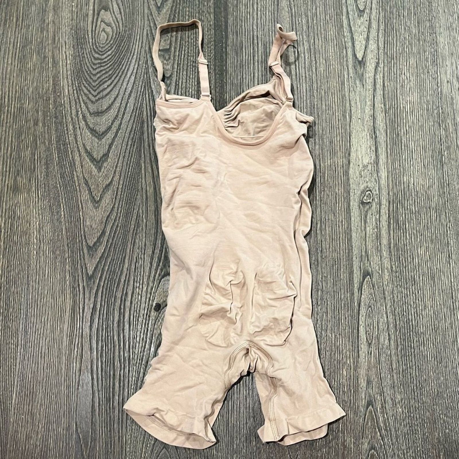 SKIMS NWOT Skims Sculpting Bodysuit Mid-Thigh Seamless Shapewear M Size ONE SIZE - 3 Thumbnail