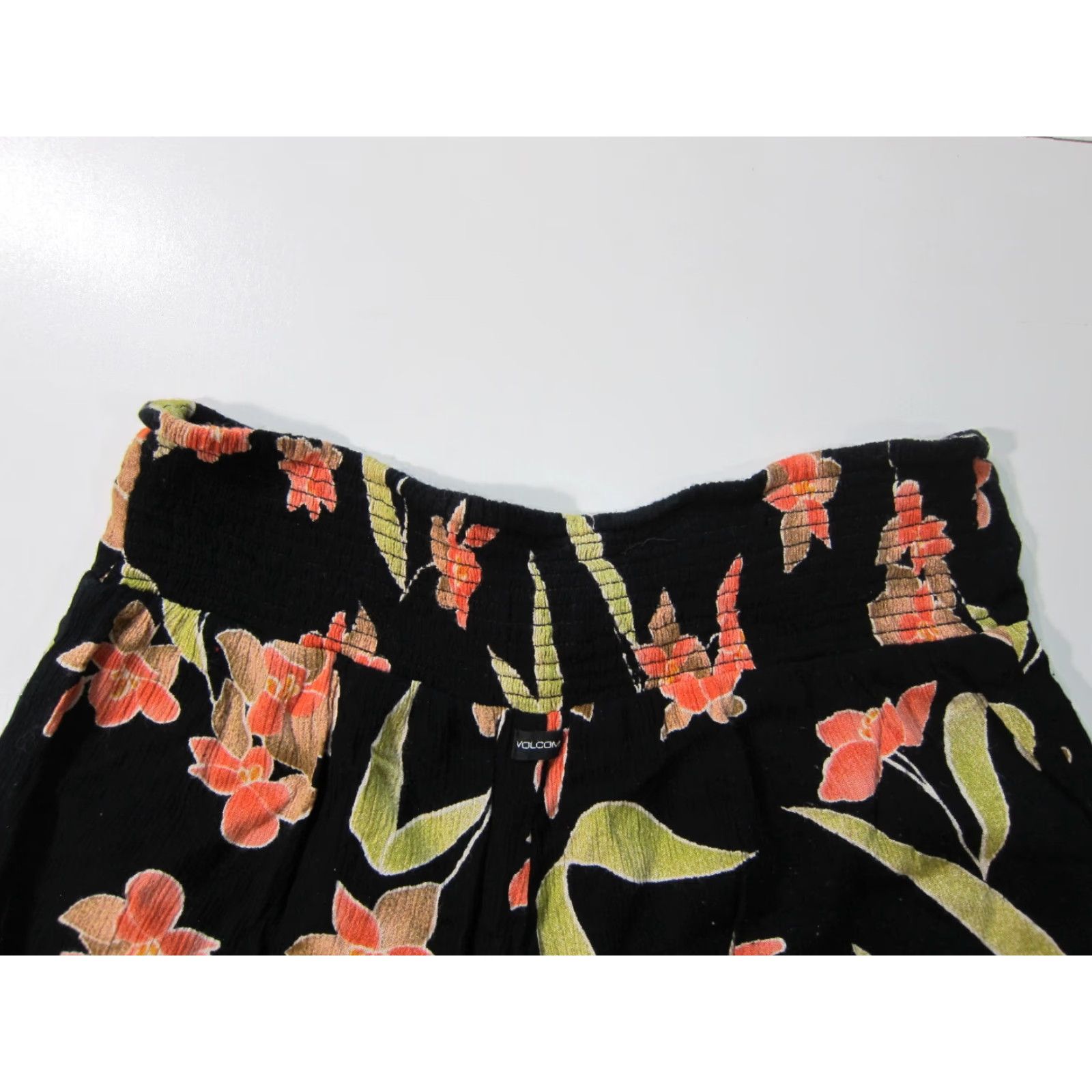 Volcom Volcom Booty Shorts Women XS 100% Rayon Black Floral Pocket Inseam 3" Rise High Waist Lounge Casual Trendy Size 26" / US 2 / IT 38 - 4 Thumbnail