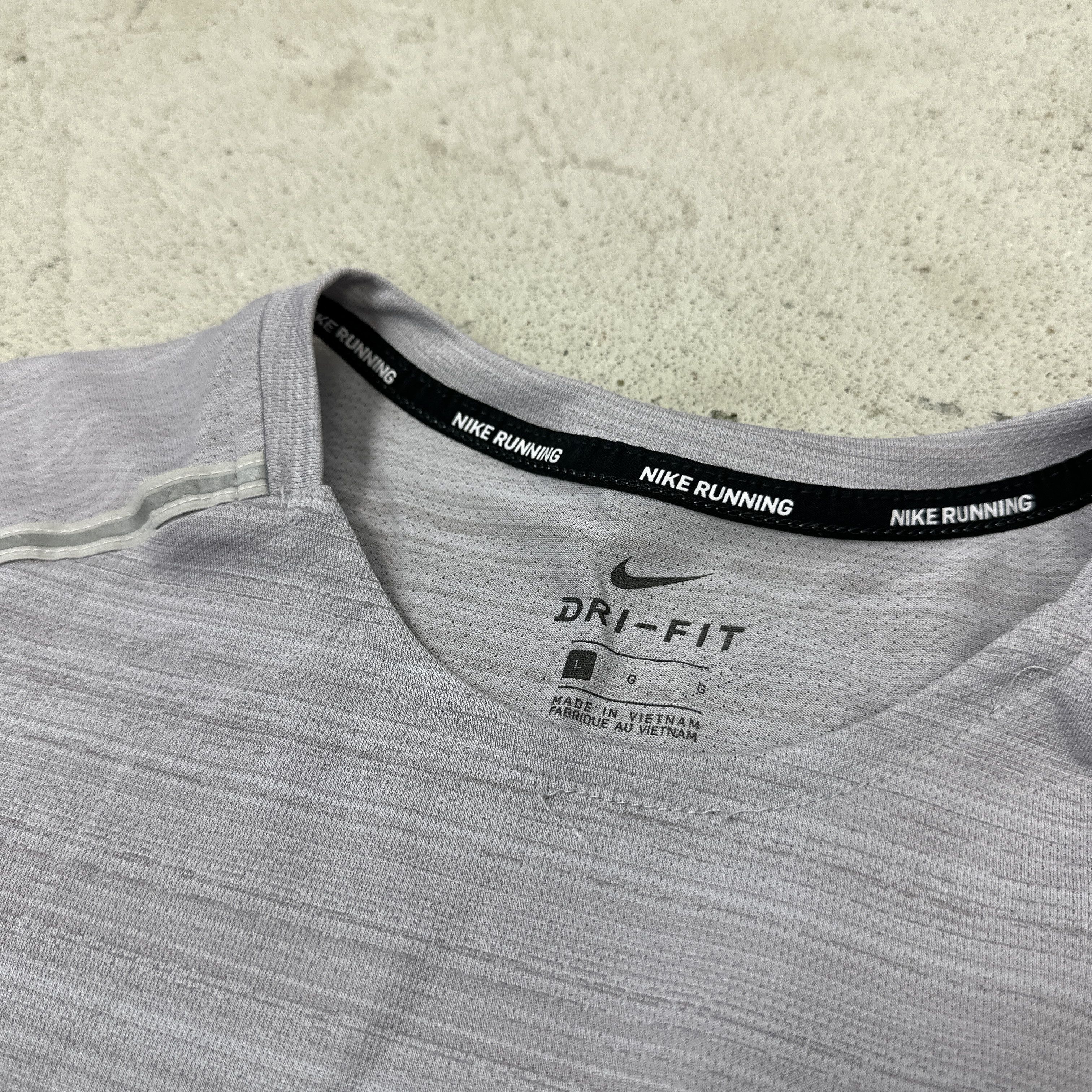 Nike Vintage Sporty Active Nike Running Dri-Fit Longsleeve 00s Size US L / EU 52-54 / 3 - 4 Thumbnail