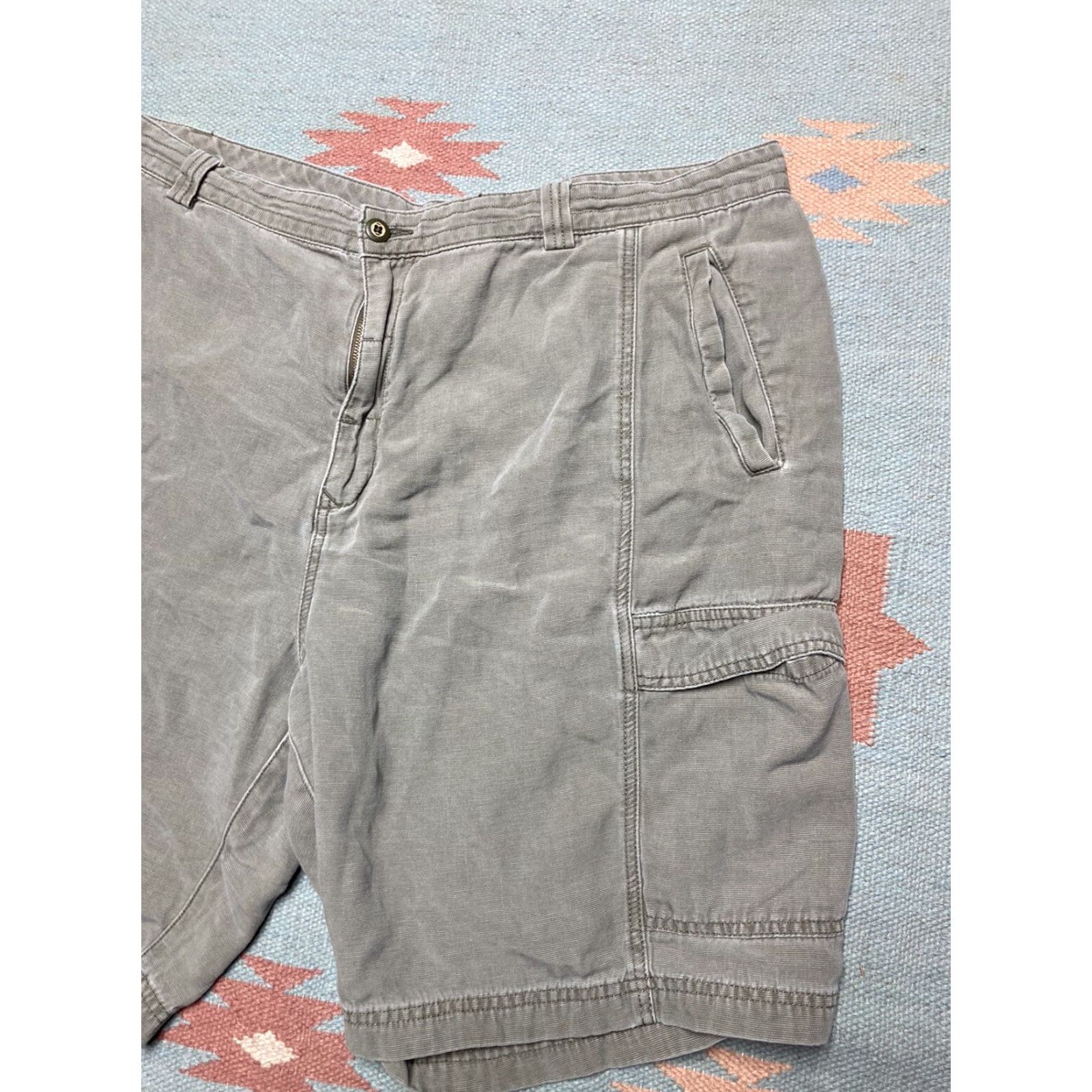 Tommy Bahama Tommy Bahama Relax Cargo Shorts Men 42 Gray Flat Front Pockets Casual 9" Inseam EUC Mens Size US 41 - 2 Thumbnail