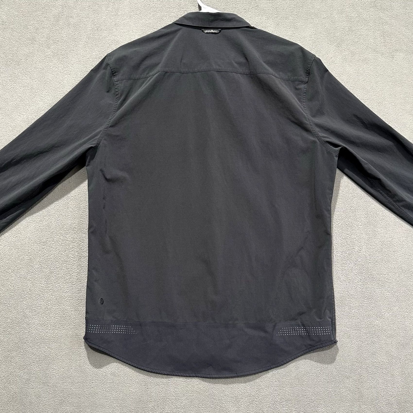 Lululemon Lululemon Button-Up Shirt Mens Large Black Off The Chain GUC Long Sleeve Slim Casual Business Size US L / EU 52-54 / 3 - 2 Thumbnail