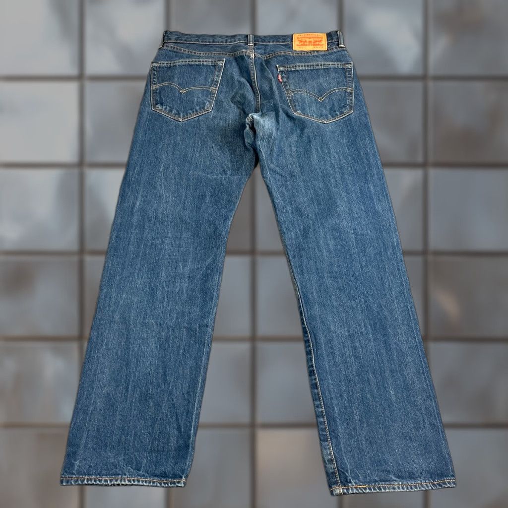 Levi's Levi's 505 Jeans Regular Straight 34 32 Medium Wash Vintage Blue Zip Fly Mens Denim Size US 34 / EU 50 - 1 Thumbnail