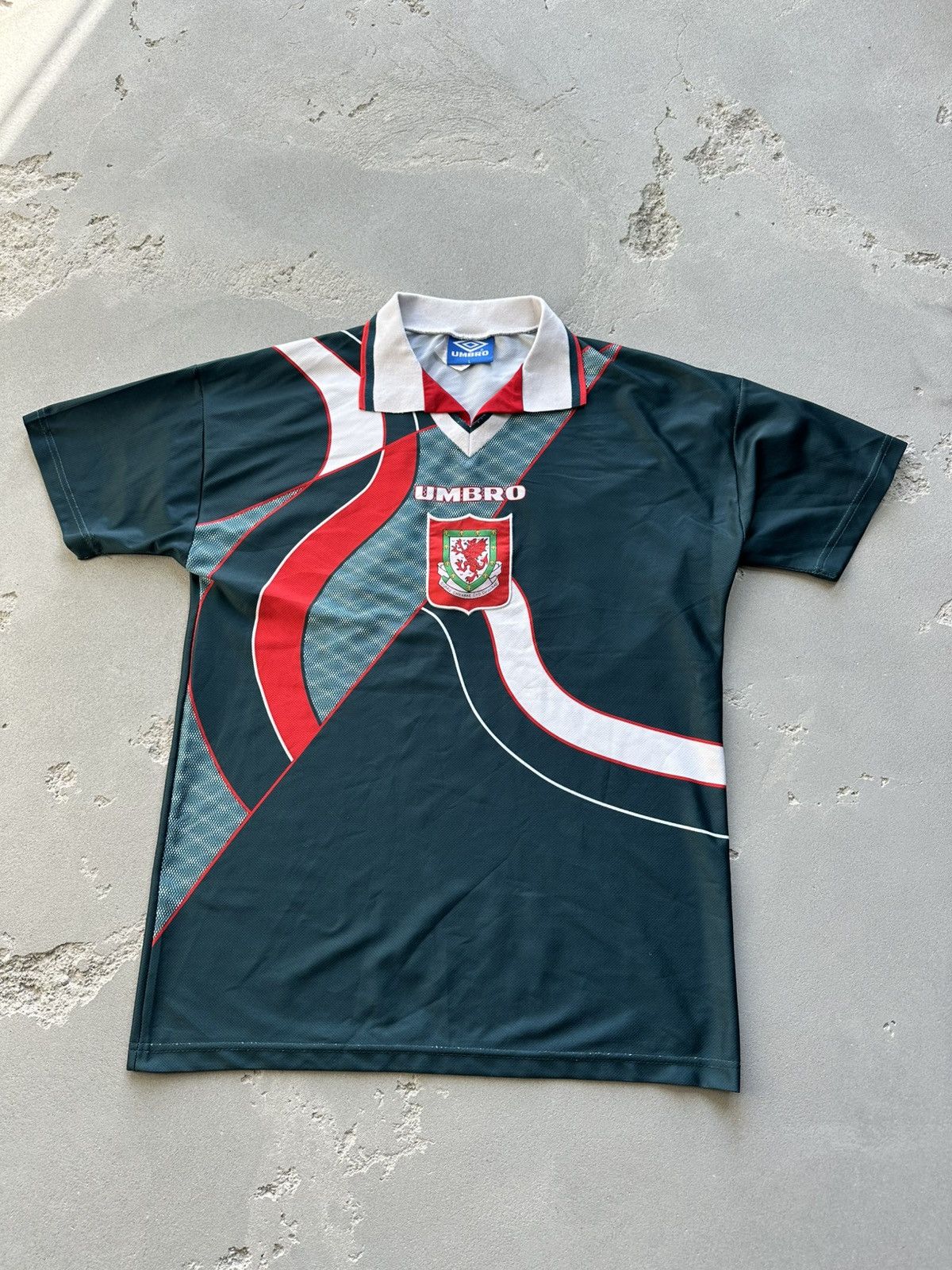 Umbro × Vintage Wales 1995-1996 Umbro Away Soccer Jersey Size US L / EU 52-54 / 3 - 1 Thumbnail