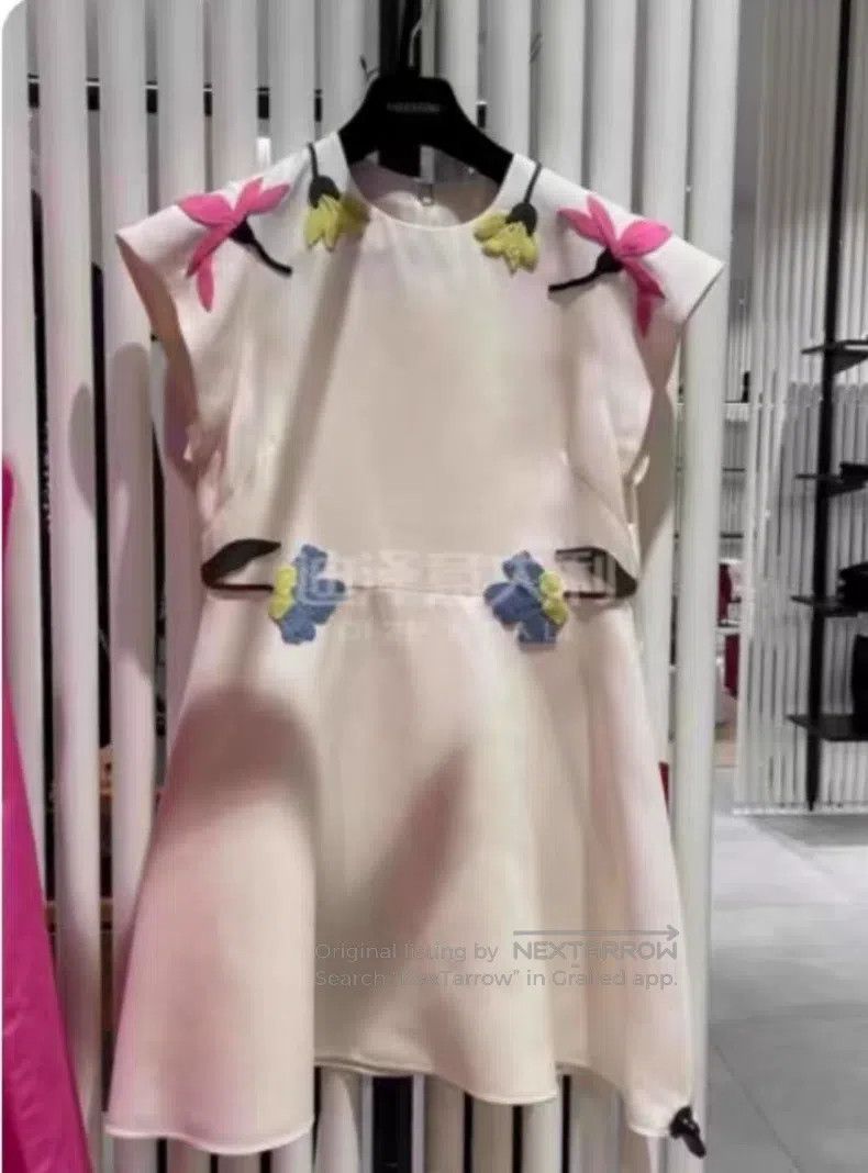 Valentino Valentino Three-dimensional floral dress Size M / US 6-8 / IT 42-44 - 3 Thumbnail
