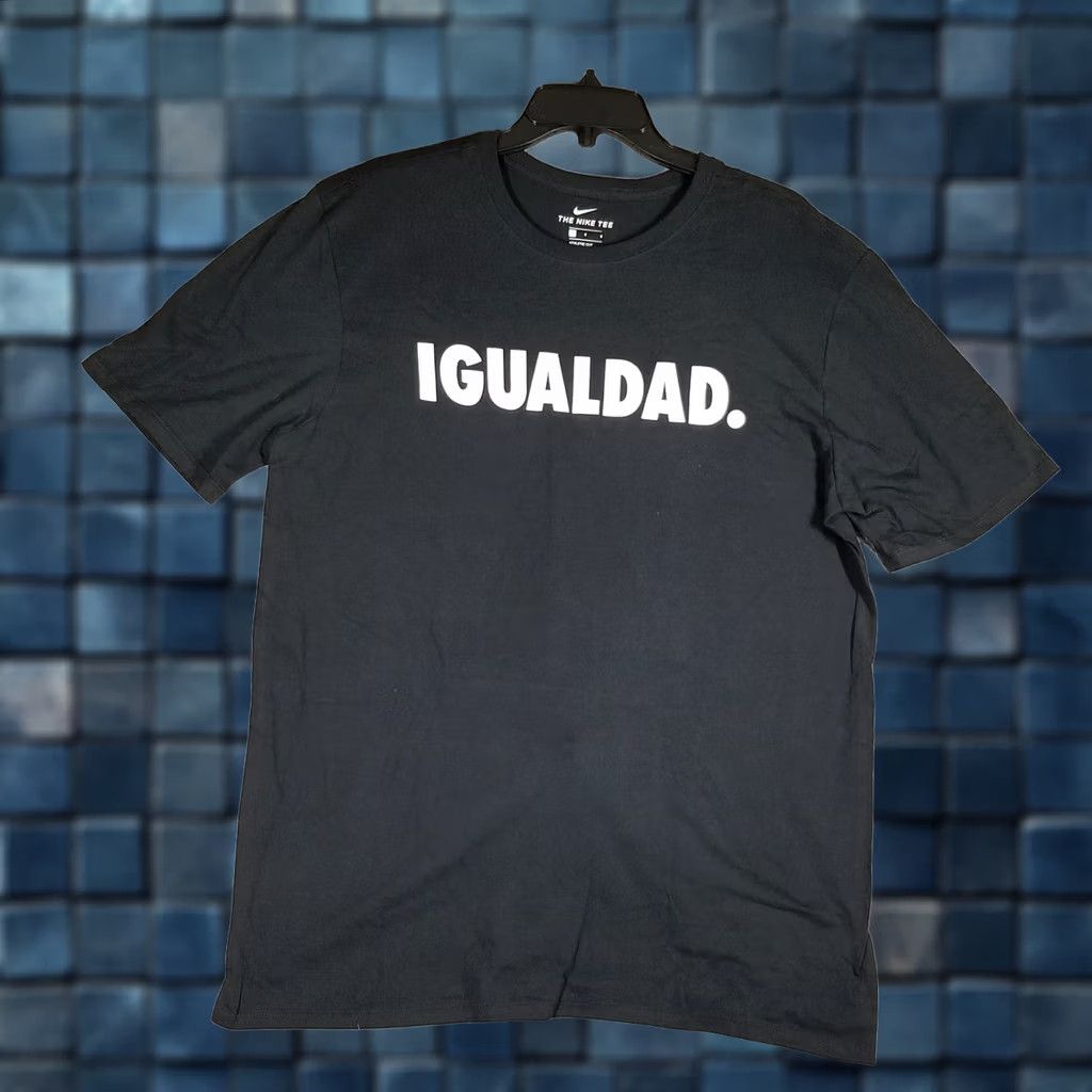 Nike NIKE EQUALITY LANGUAGE IGUALDAD SPANISH SHIRT LARGE MENS BLACK WHITE Size US L / EU 52-54 / 3 - 1 Thumbnail