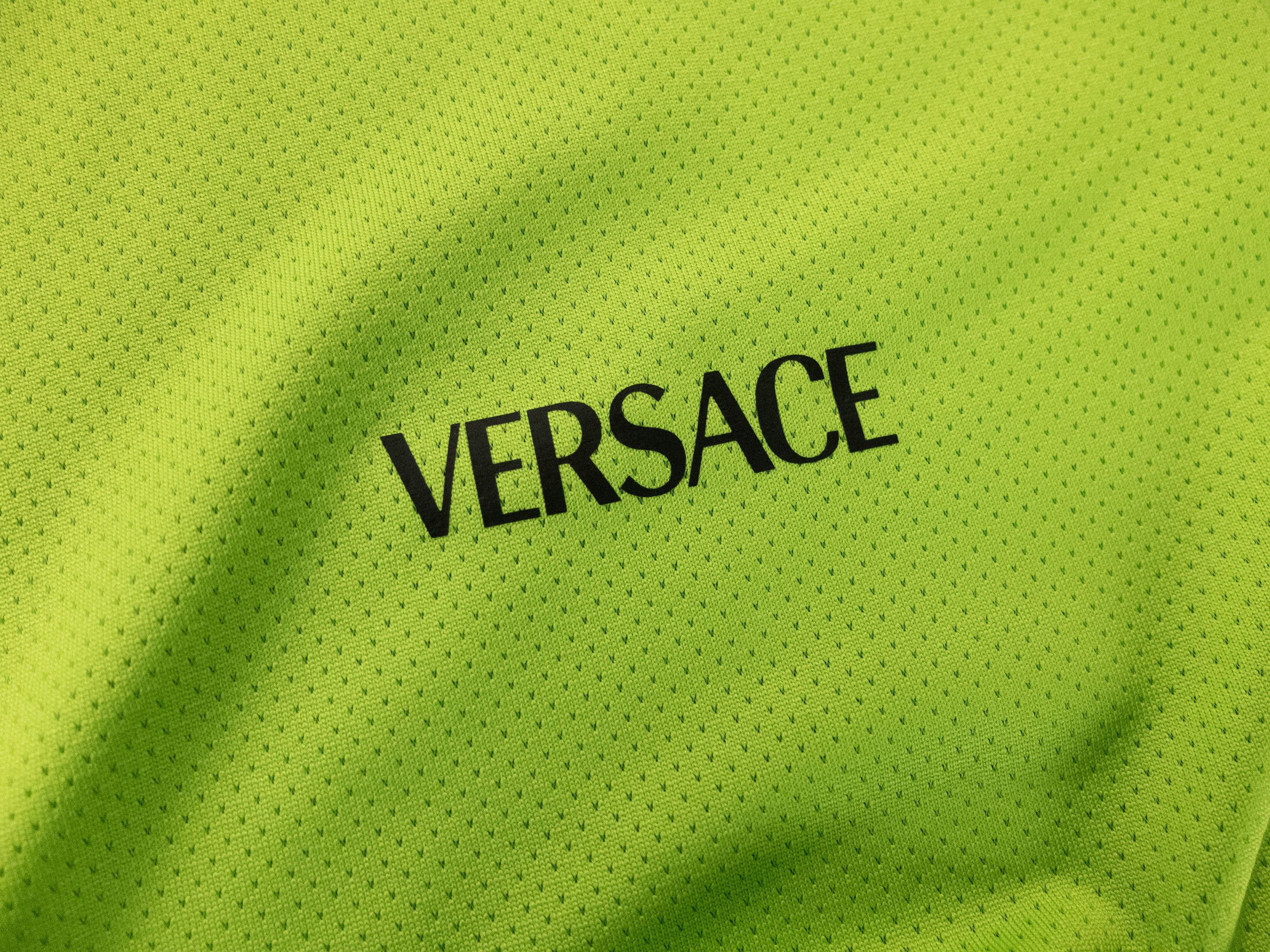 Versace VERSACE green & black La Greca nylon gym t-shirt Medium Size US M / EU 48-50 / 2 - 7 Thumbnail