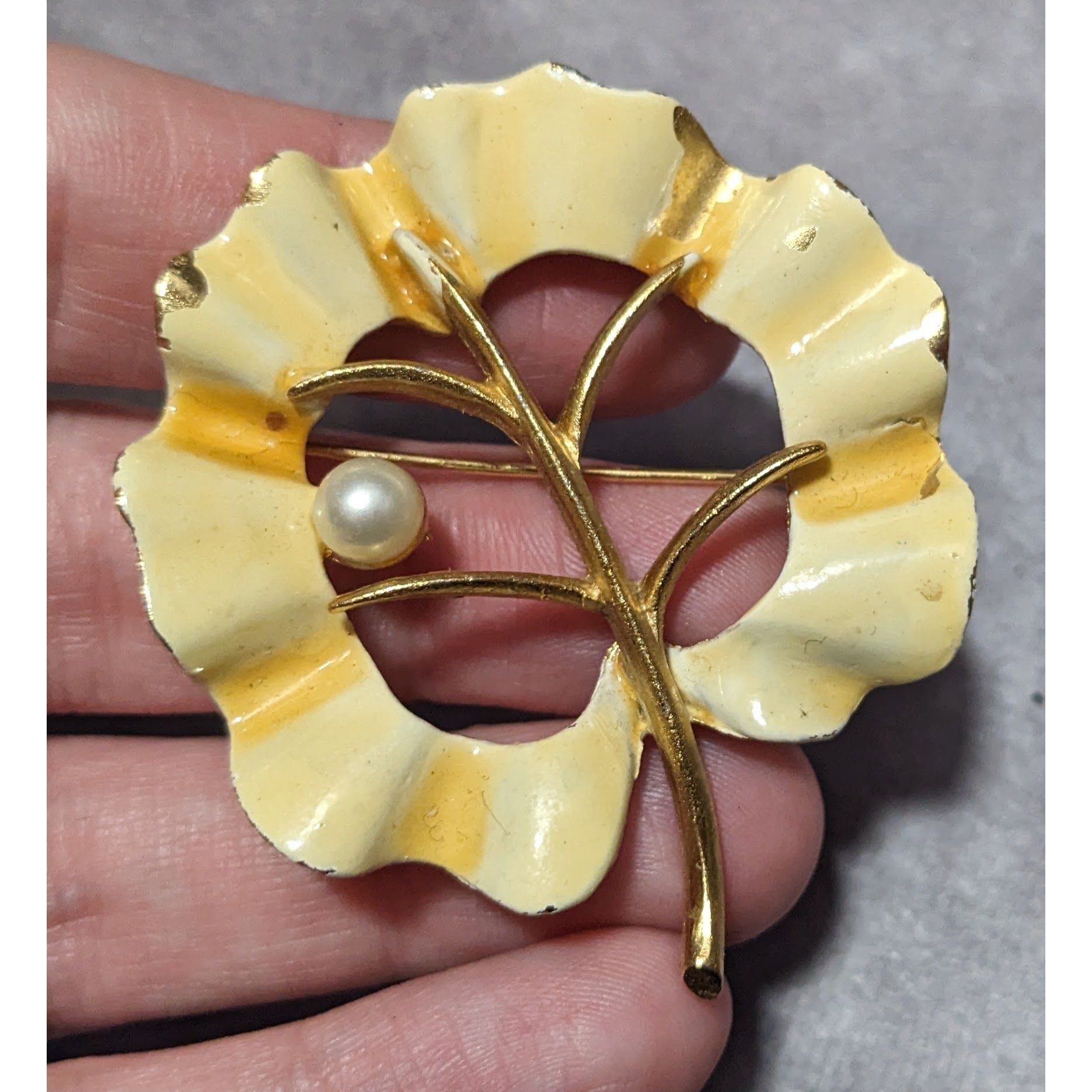 Other Vintage BSK Cream And Gold Tone Leaf Brooch Size ONE SIZE - 4 Thumbnail