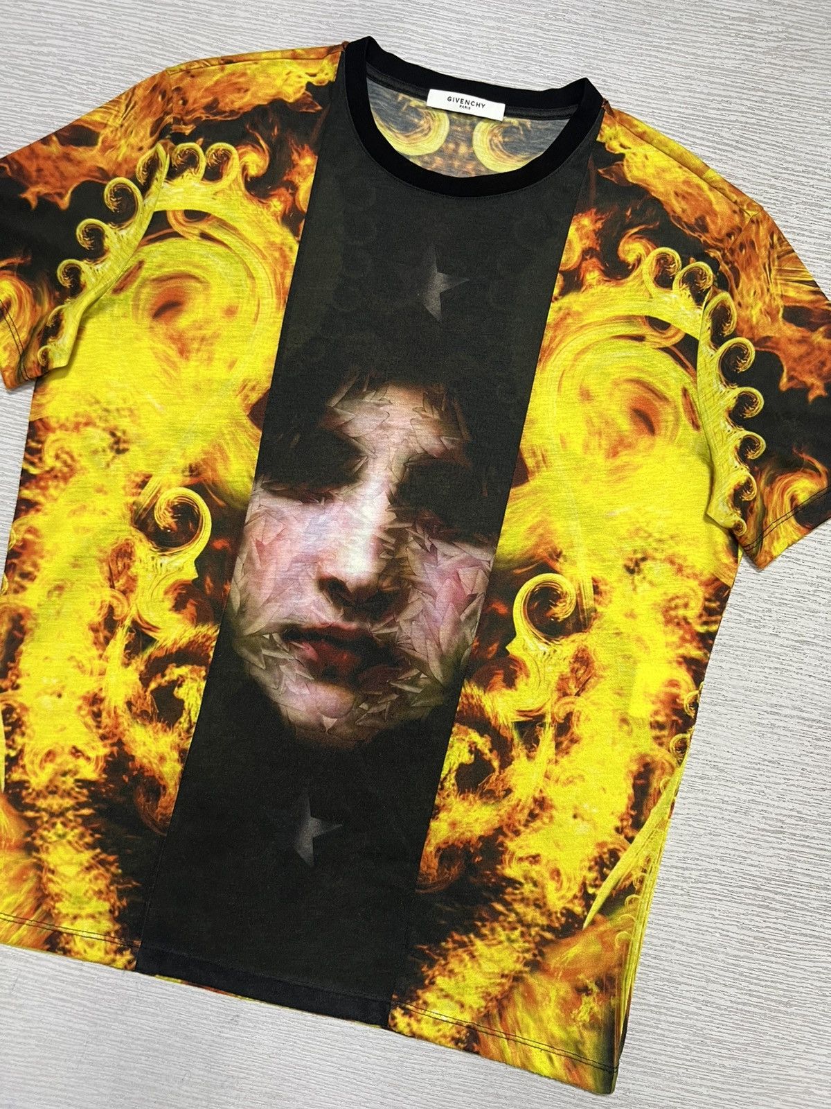 Givenchy Givenchy - Riccardo Tisci - “Madonna In Flames” T-Shirt Size US S / EU 44-46 / 1 - 3 Thumbnail
