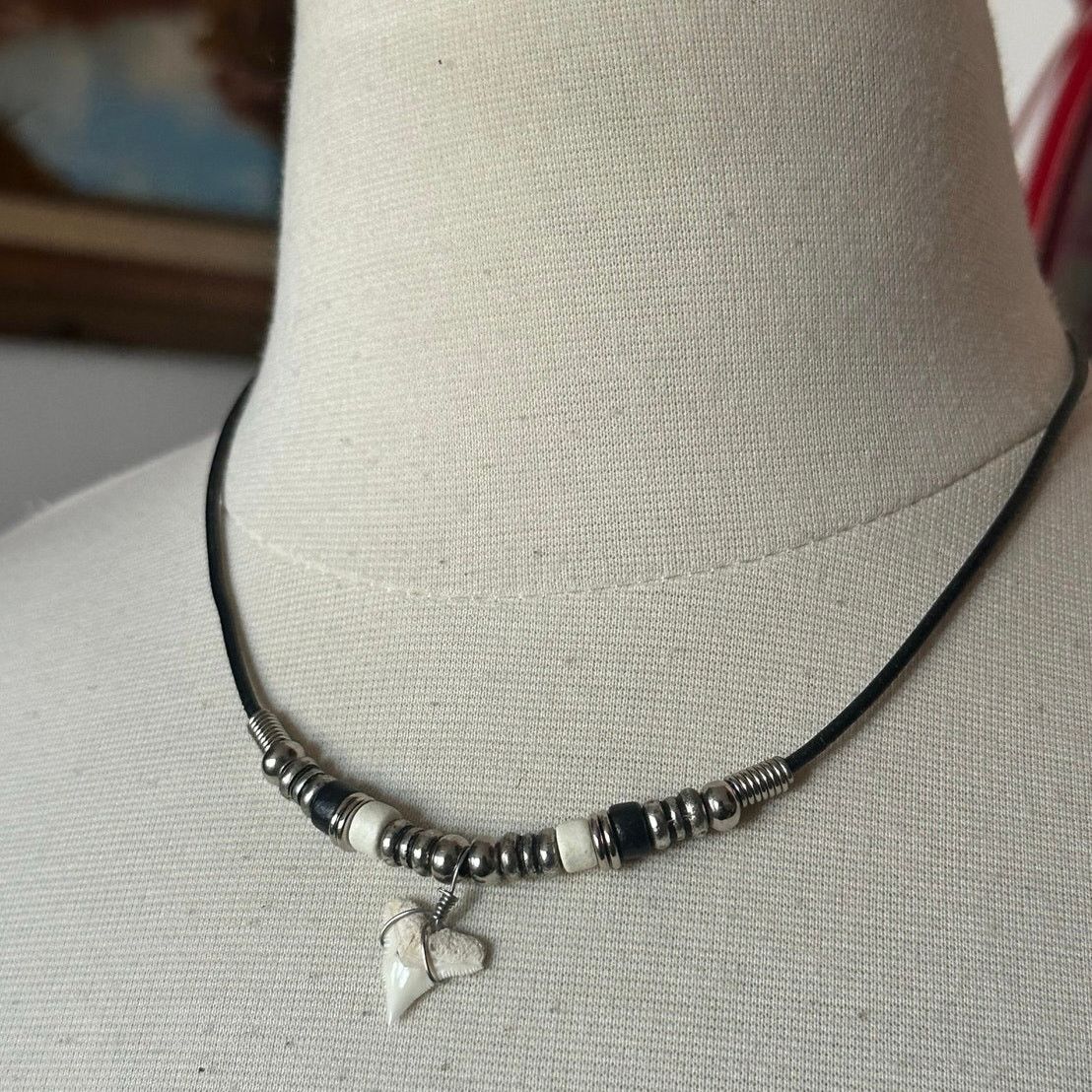Other white black gray beaded shark tooth necklace Size ONE SIZE - 2 Thumbnail