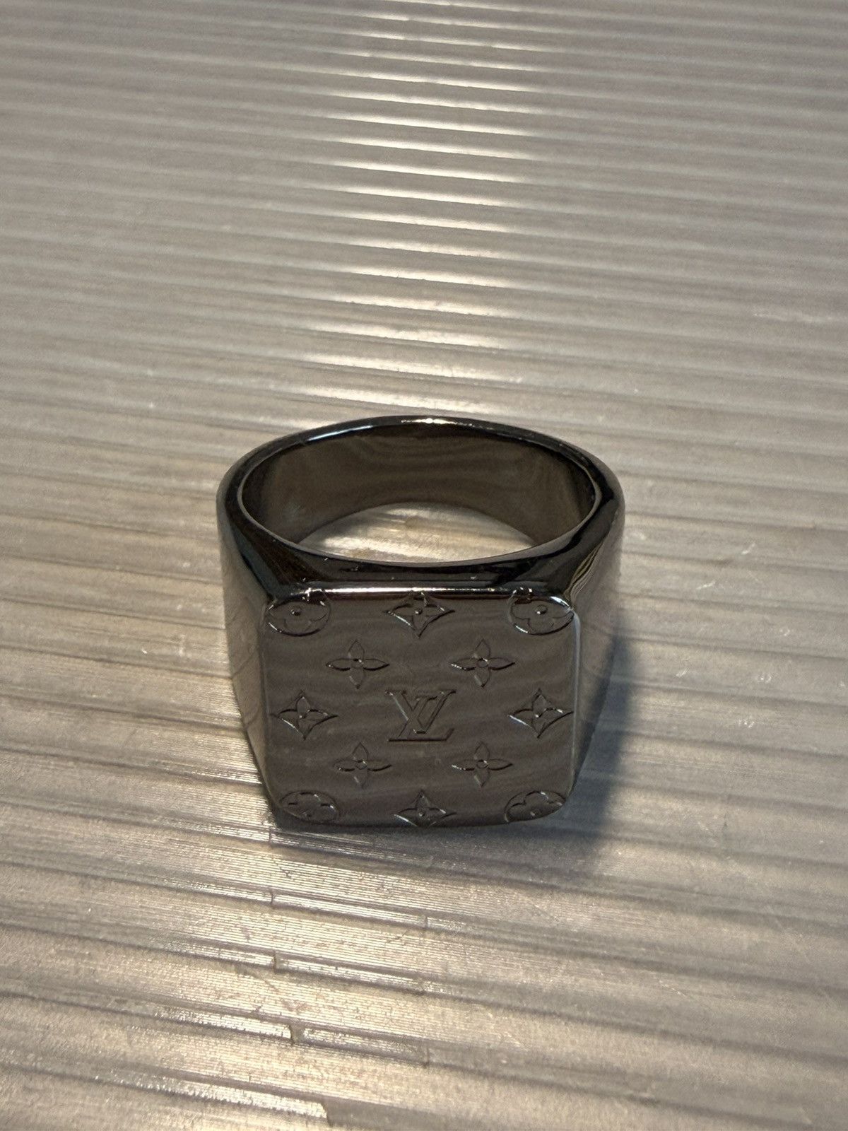 Louis Vuitton Louis Vuitton Monogram Signet Ring Size ONE SIZE - 1 Thumbnail