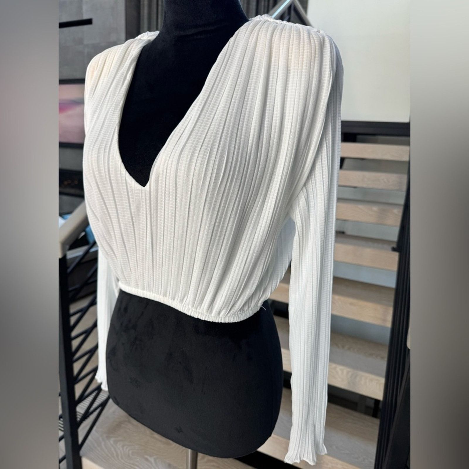 Zara New Zara White V-Neck Women's Top size S Size S / US 4 / IT 40 - 7 Thumbnail