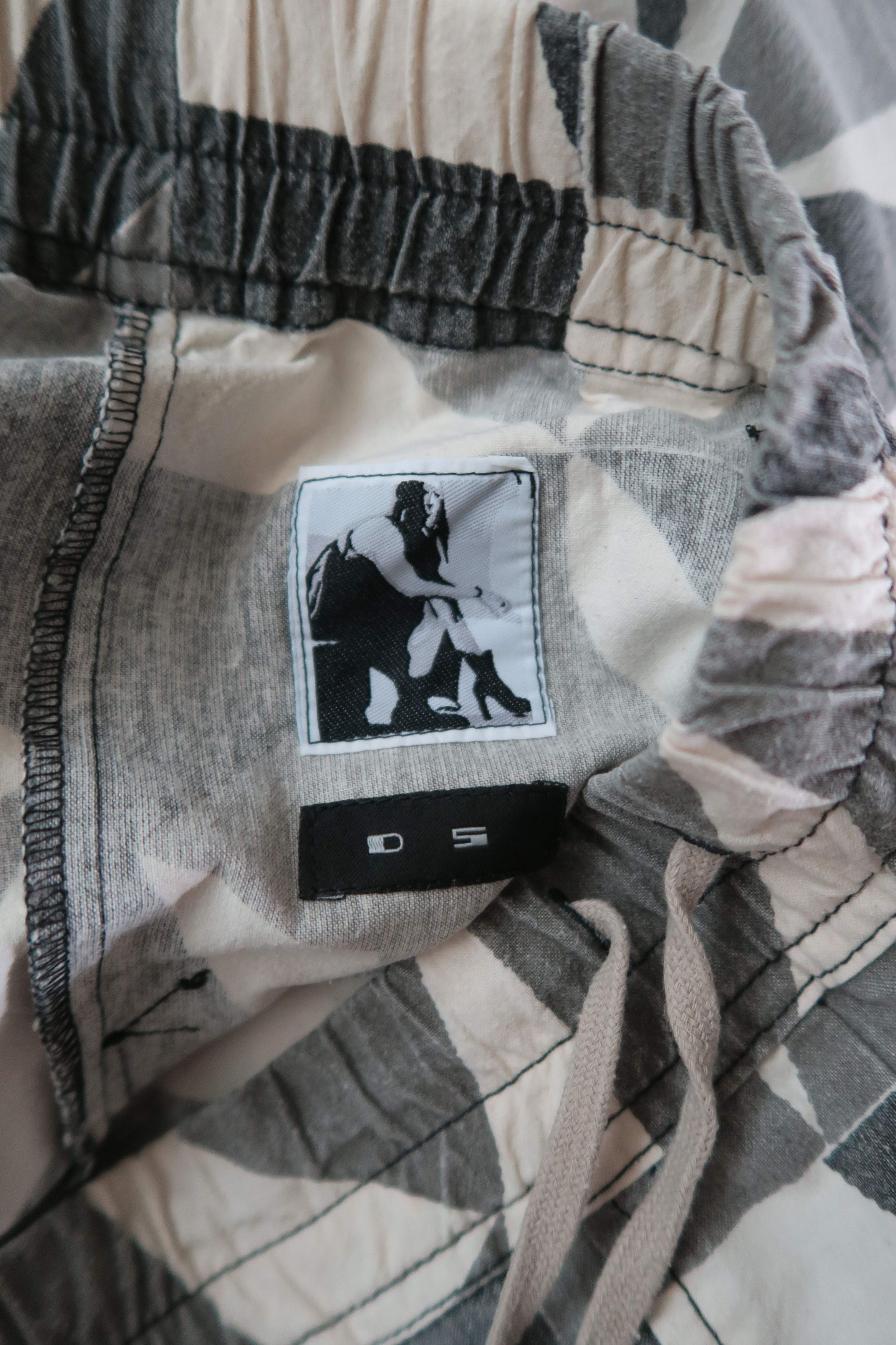Rick Owens Drkshdw Rick Owens Drkshdw Geometric Creatch Pod Shorts Size US 34 / EU 50 - 7 Thumbnail