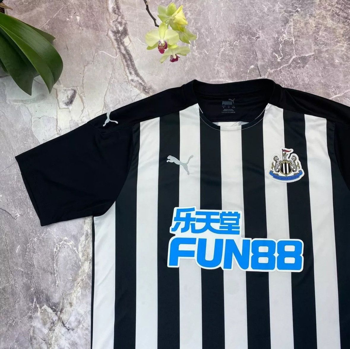 Puma NEWCASTLE UNITED 2017/2018 HOME FOOTBALL SHIRT PUMA JERSEY Size US XL / EU 56 / 4 - 5 Thumbnail