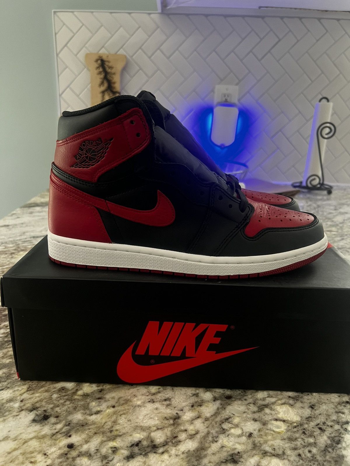 Jordan Brand Air Jordan 1 Retro High OG Banned 2016 Banned, Bred Size US 10 / EU 43 - 5 Thumbnail