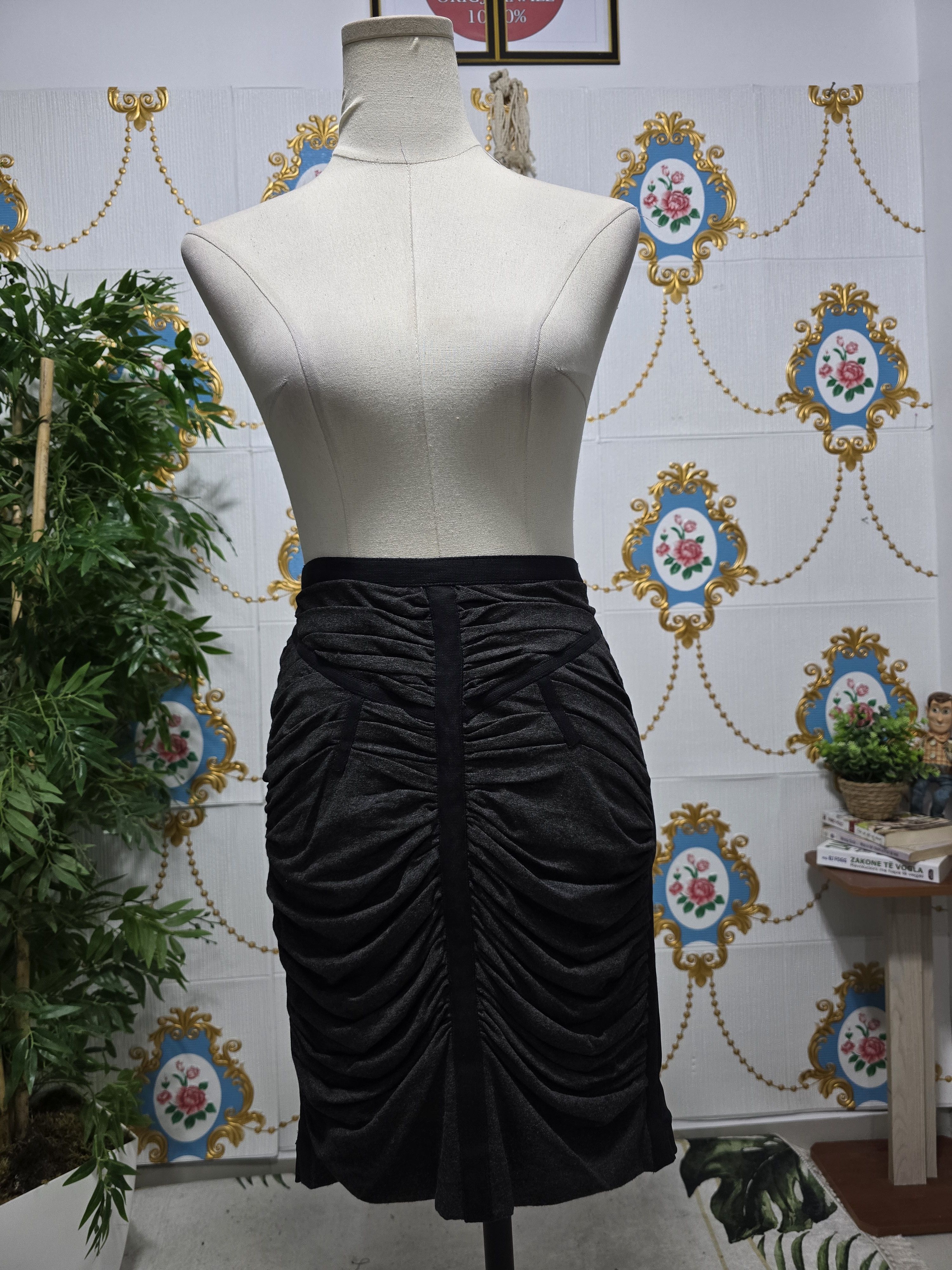 Dolce & Gabbana DOLCE & GABBANA Grey & Black Rushed Shear Back Fitted Skirt Size 28" / US 6 / IT 42 - 1 Thumbnail