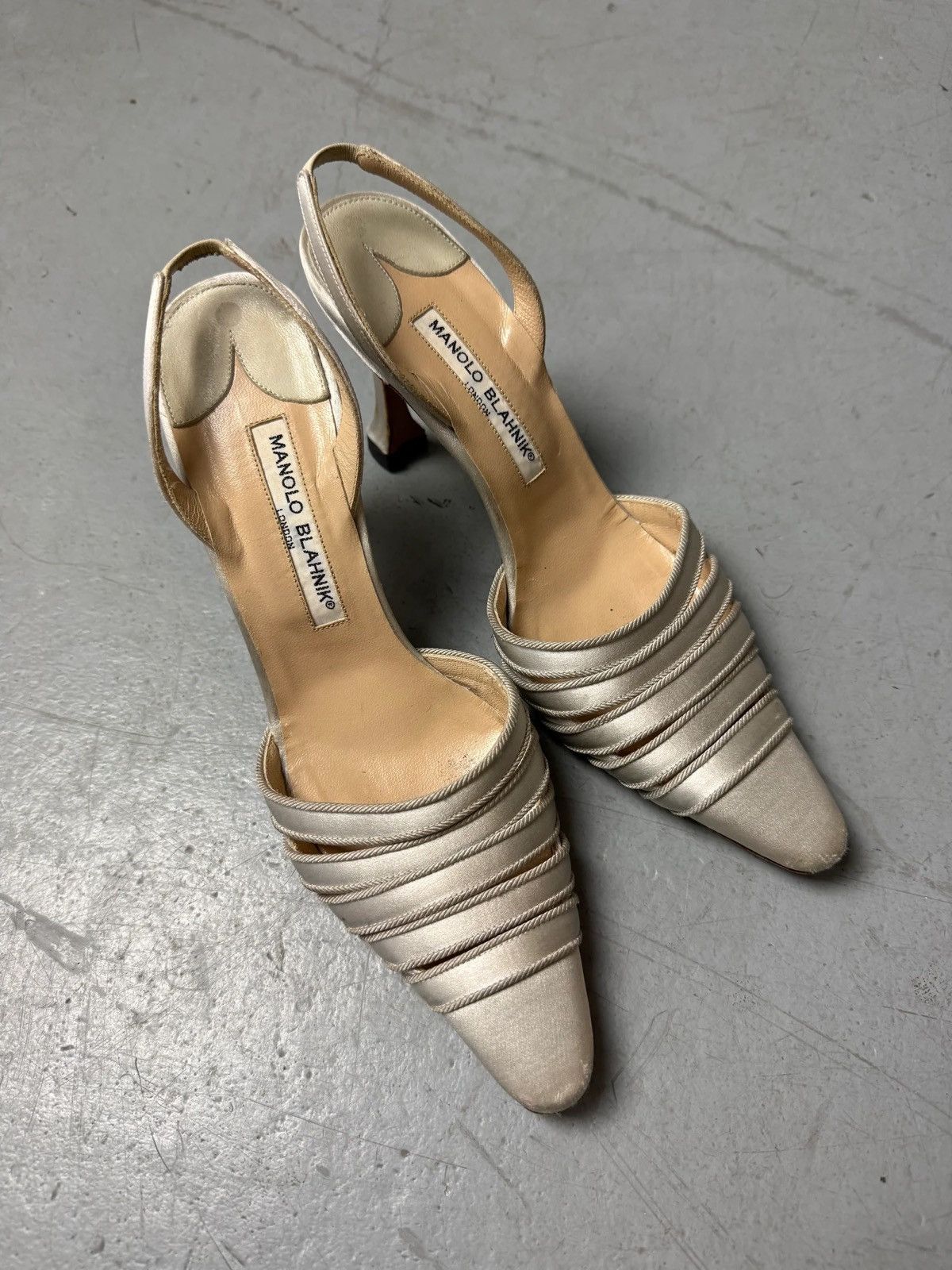 Manolo Blahnik Vintage Manolo Blahnik Beige Pumps 36 Size US 6 / IT 36 - 1 Thumbnail