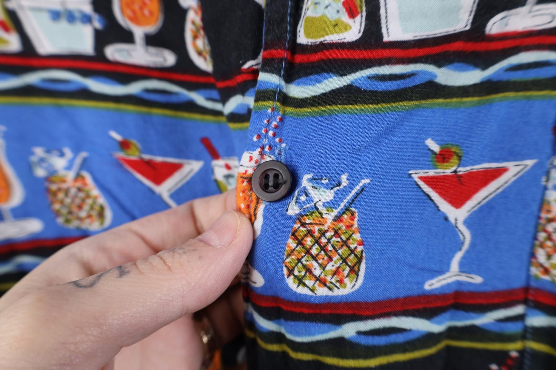 Vintage Vintage 90s Streetwear Gabardine Drinks Button Shirt Size US M / EU 48-50 / 2 - 5 Thumbnail