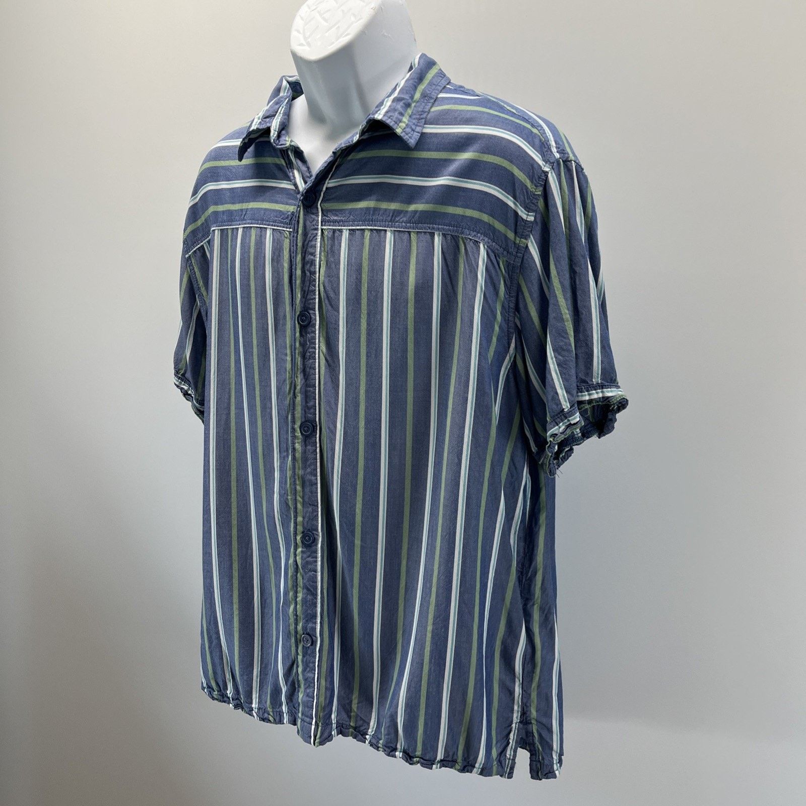 Other Free Assembly mens button down shortsleeve shirt sz L Size US L / EU 52-54 / 3 - 3 Thumbnail