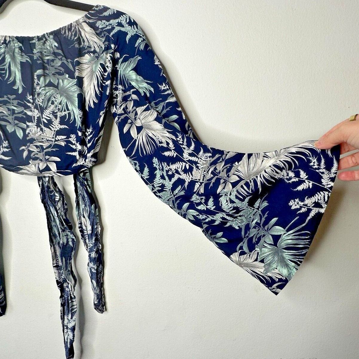 Other NWT PrettyLittleThing Blue Print Tie Bell Sleeve Crop10 Size L / US 10 / IT 46 - 5 Thumbnail