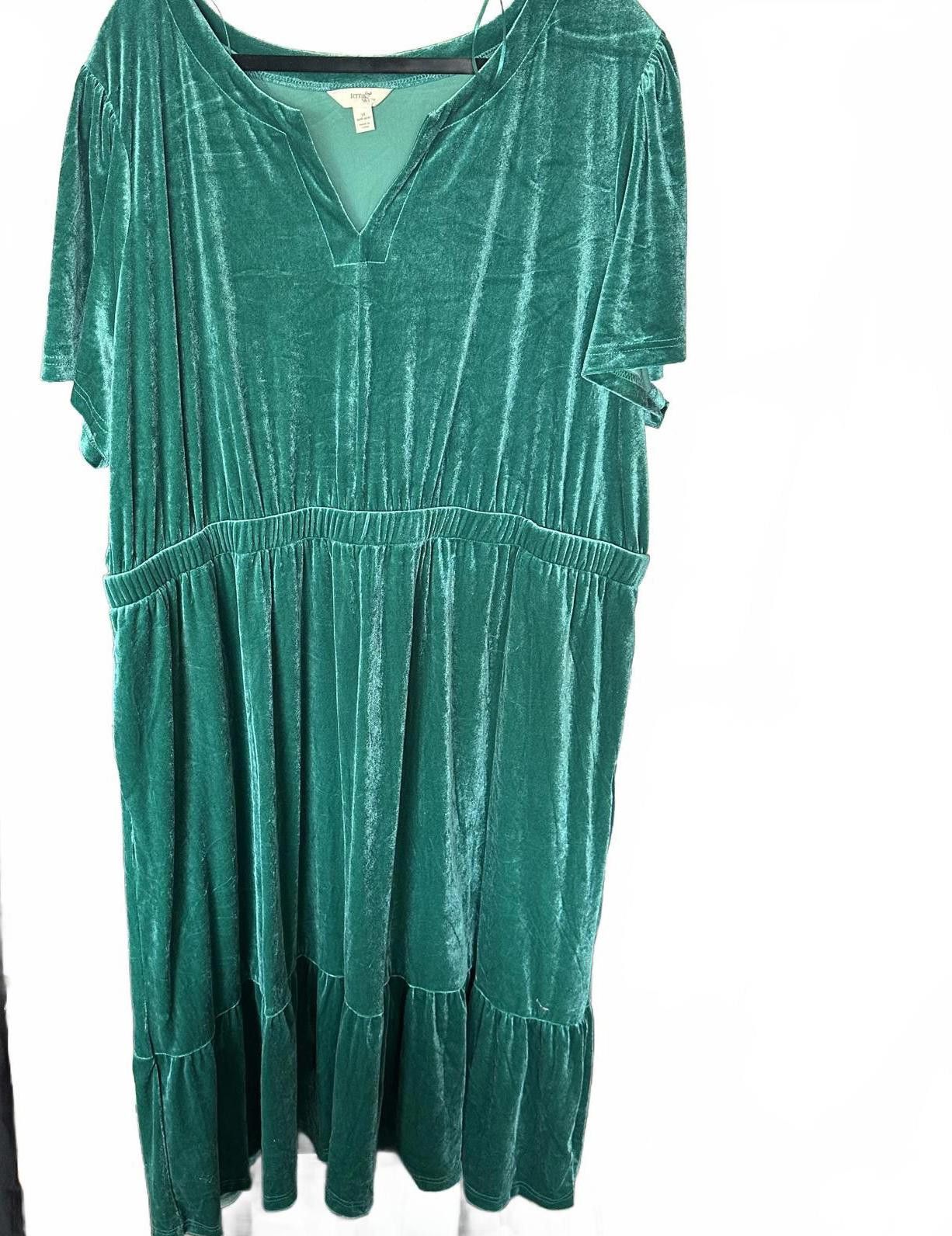 Designer Chic Velvet Green Dress - Flowy & Stylish Size 3XL / US 20-22 - 1 Preview