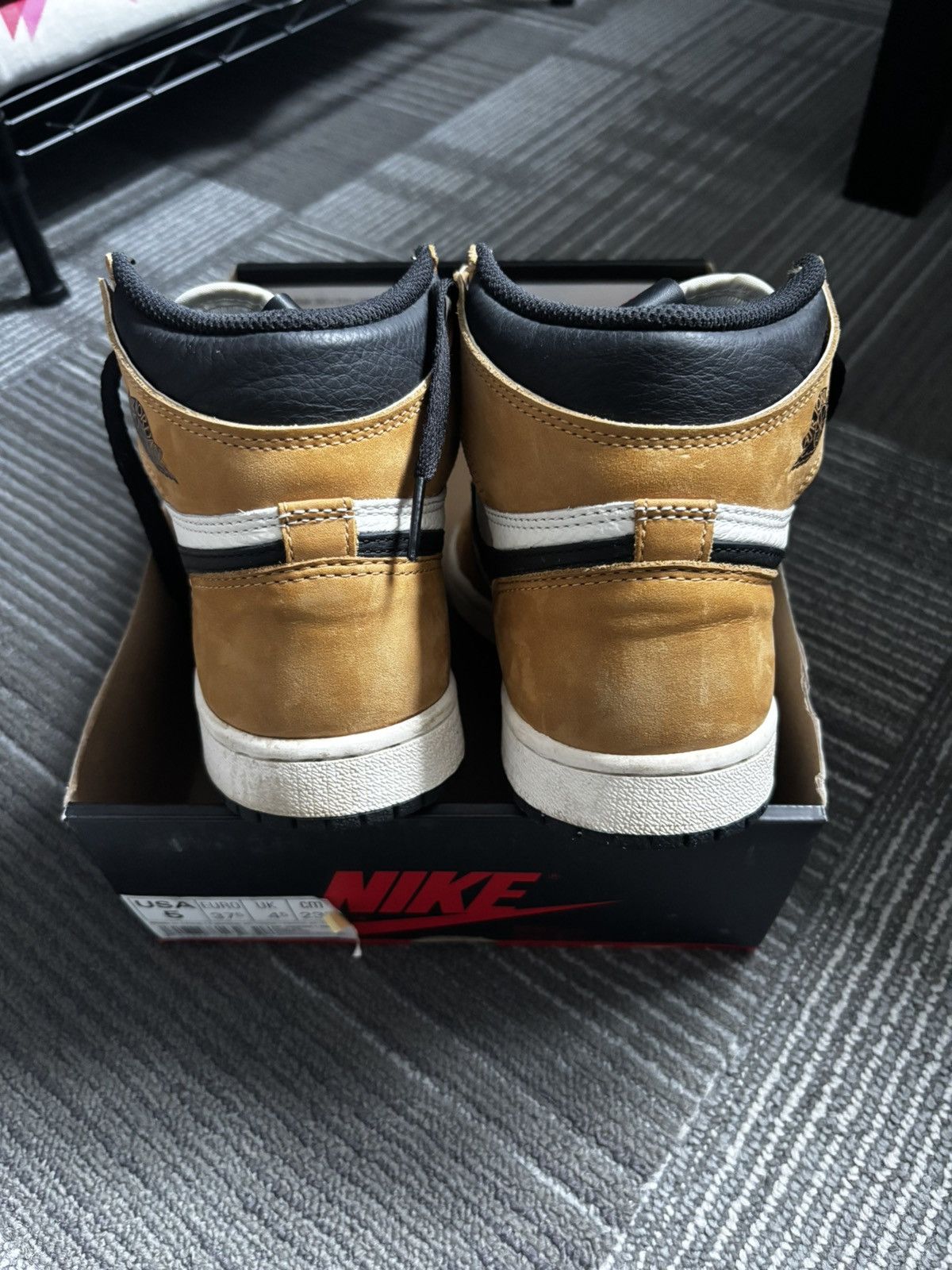 Nike Air Jordan 1 Retro High Rookie Of The Year Size US 5 / EU 37 - 8 Thumbnail