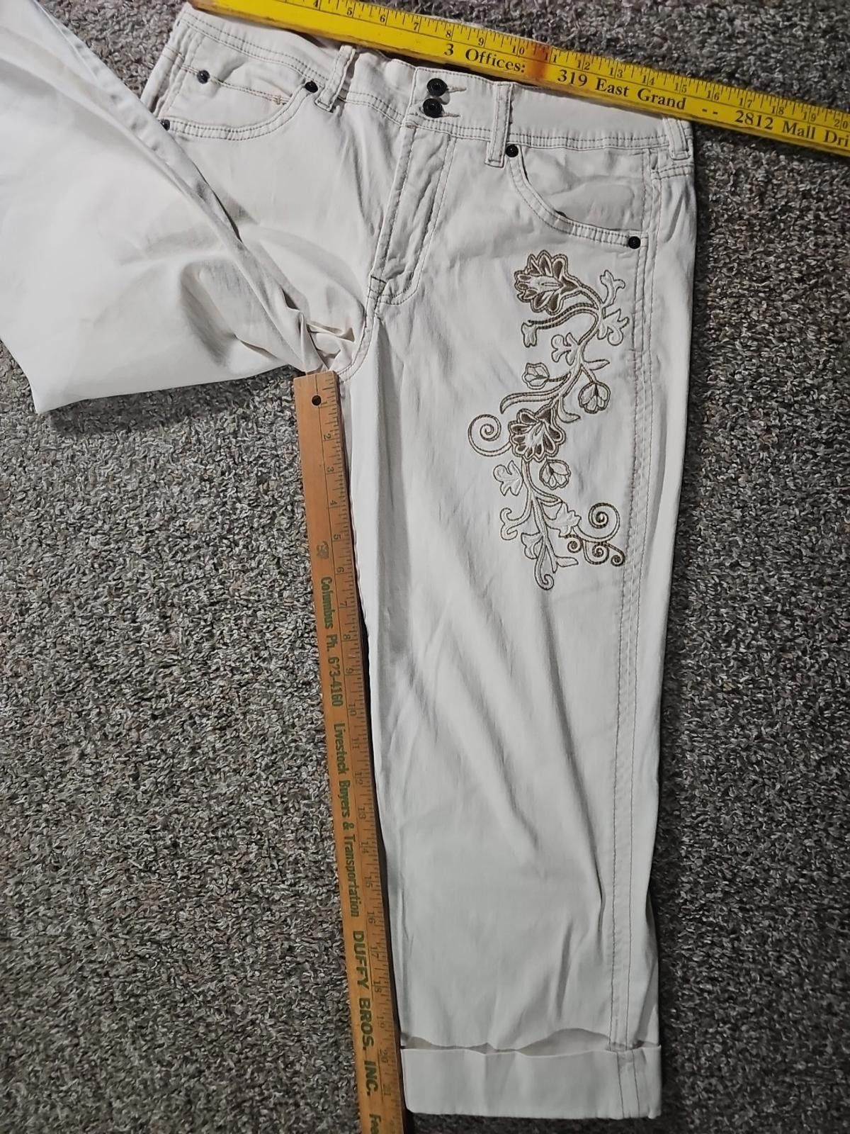 Other Gloria Vanderbilt 10 Embroidered Floral Khaki Cuffed Capris Size 32" / US 10 / IT 46 - 6 Thumbnail