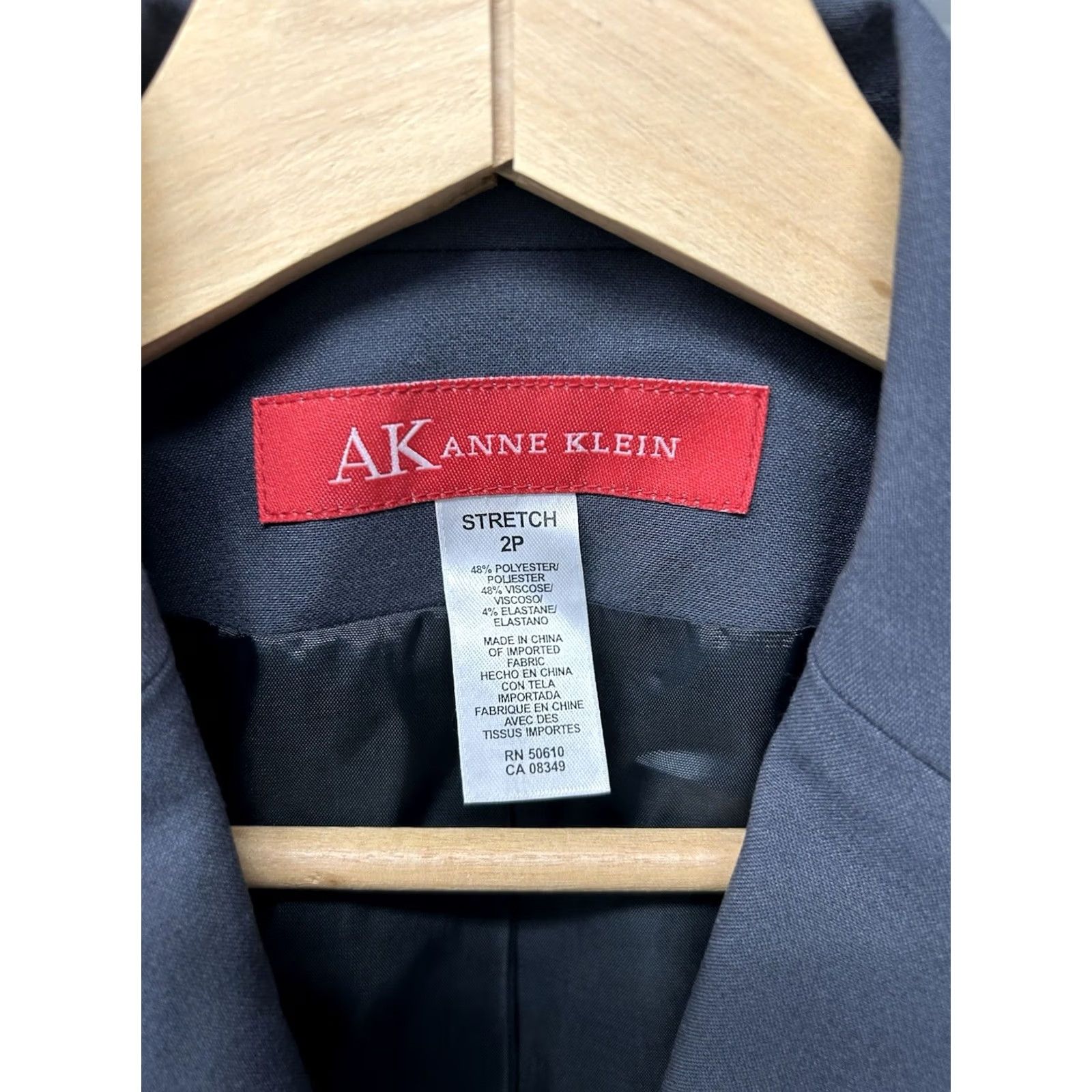 Anne Klein VINTAGE Women AnneKlein Petite Designer Stretch Navy ButtonUp Blazer Suit Jacket 2P Blue Three-Button Peak Lapel Short Sleeve Long Sleeve Size XS / US 0-2 / IT 36-38 - 6 Thumbnail
