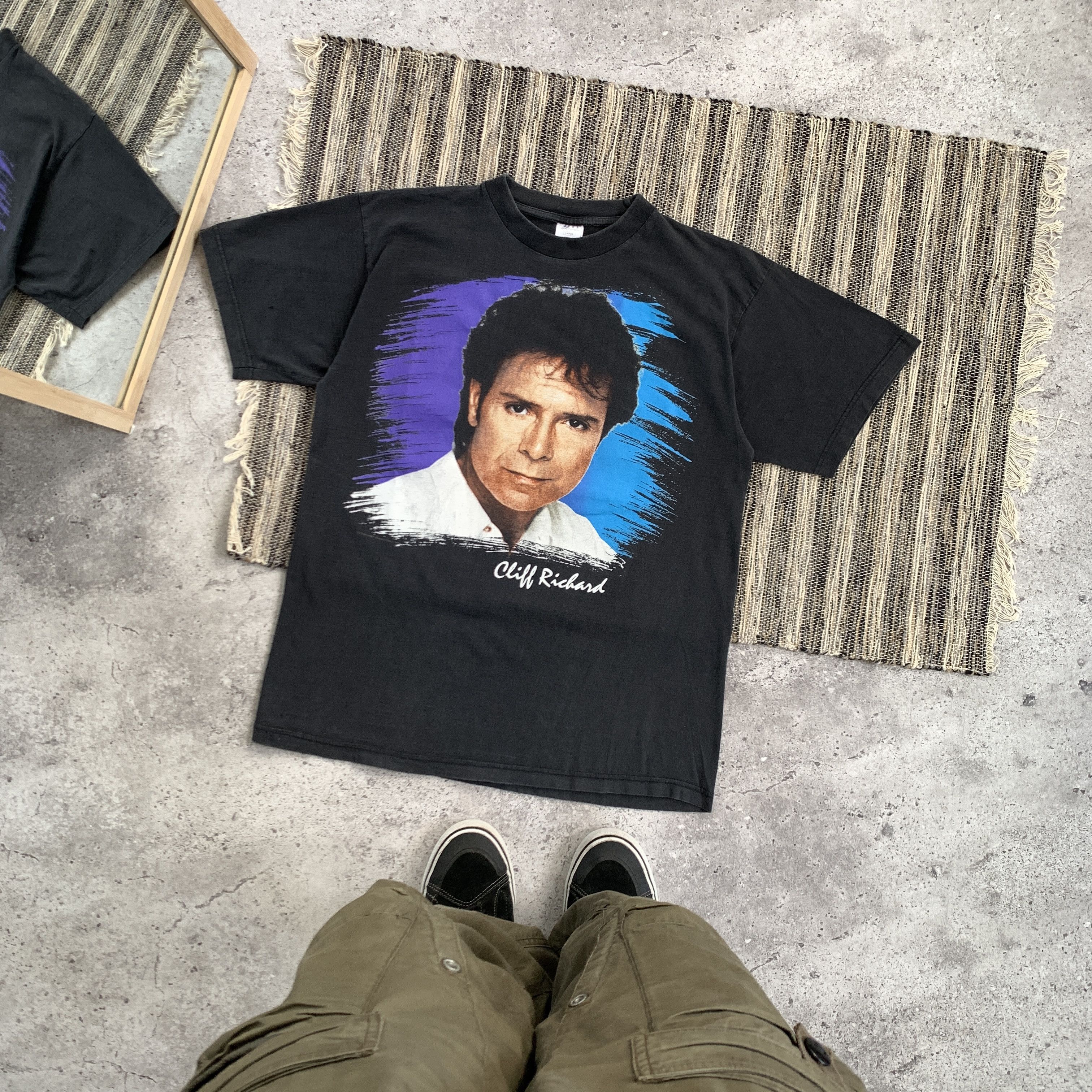 Band Tees Vintage 1994 Cliff Richard Black Rare Graphic Tee Shirt Size US L / EU 52-54 / 3 - 1 Thumbnail