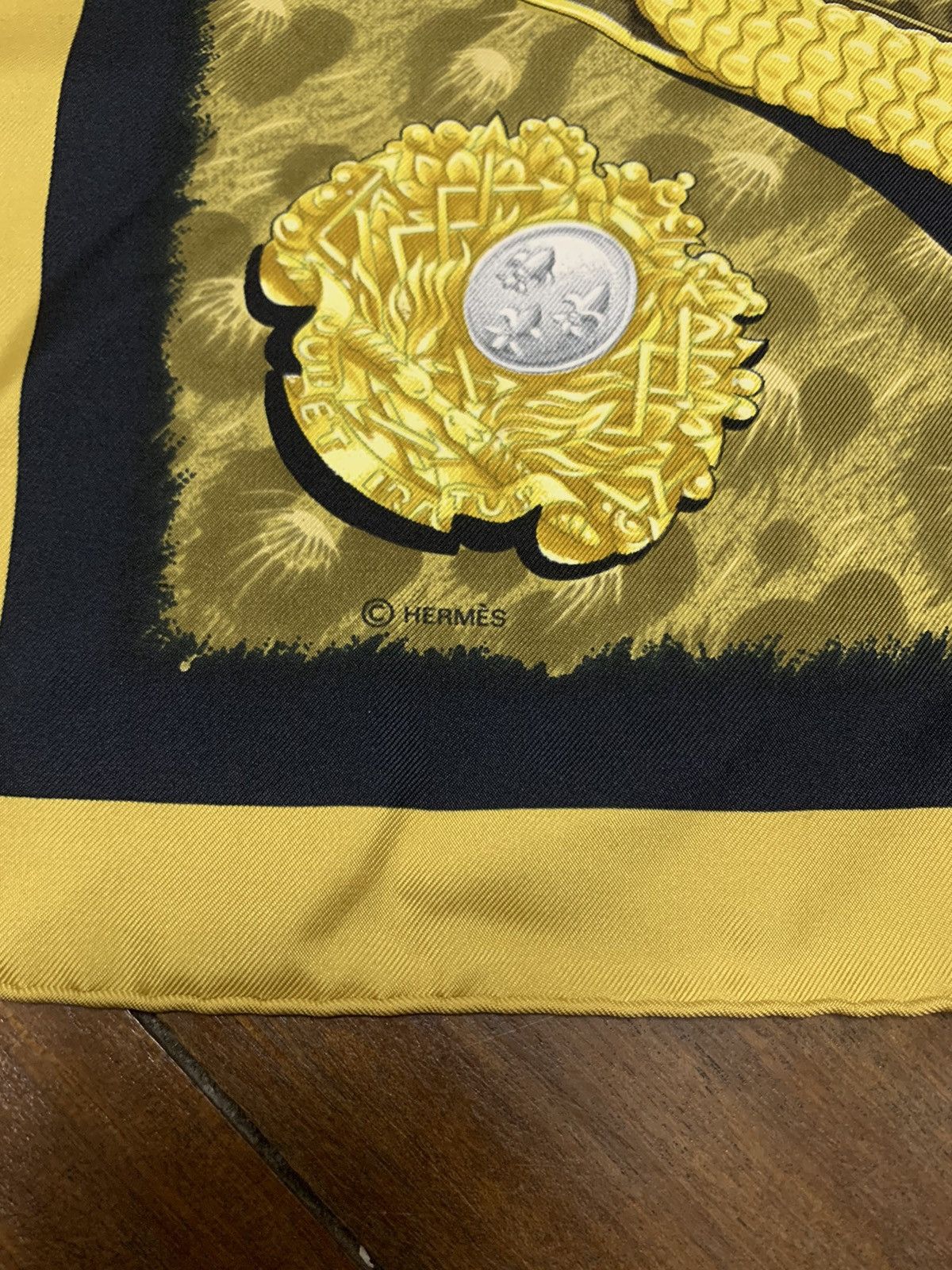 Hermes × Vintage Rare Hermes Silk Scarf Casques Et Plumets Royal Eagle Gold Size ONE SIZE - 11 Thumbnail
