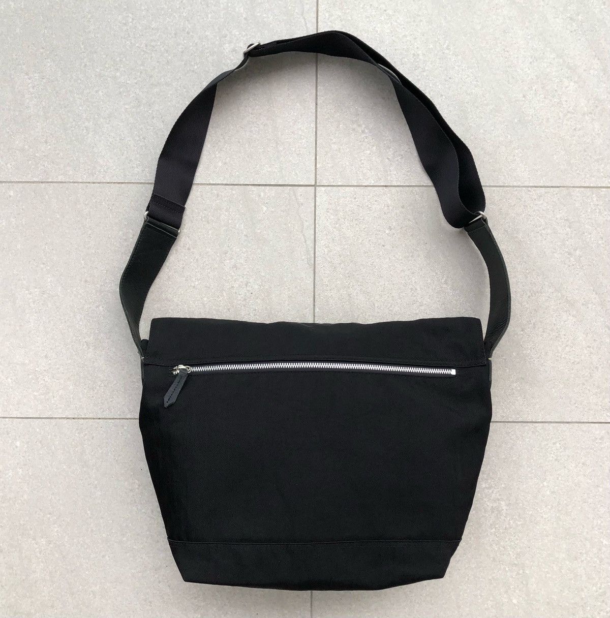 Paul Smith Authentic Paul Smith Genuine Leather Nylon Shoulder Bag Size ONE SIZE - 4 Thumbnail