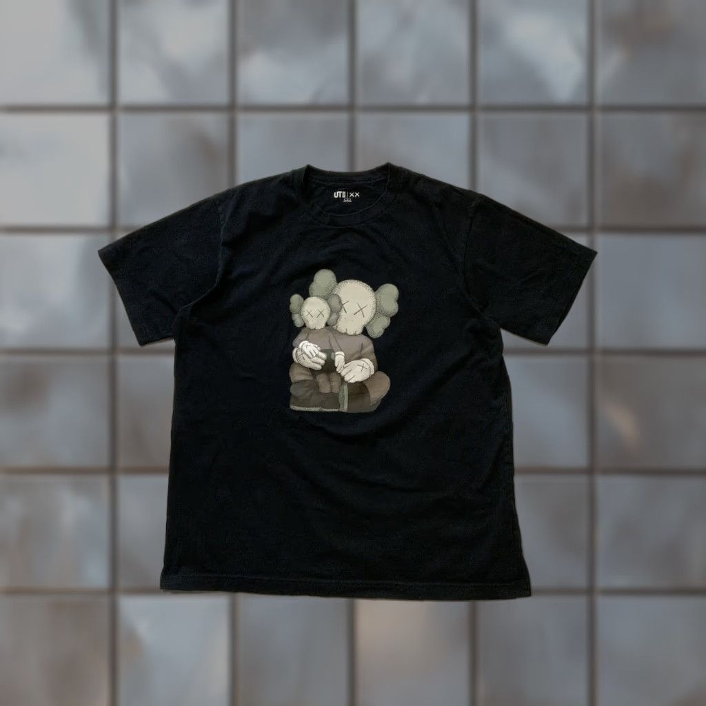 Uniqlo VINTAGE Uniqlo UT X Kaws Companion Limited Edition Black Graphic S/S T-Shirt L Mens Black Graphic Limited Edition T-Shirt Mens L Size US L / EU 52-54 / 3 - 1 Thumbnail