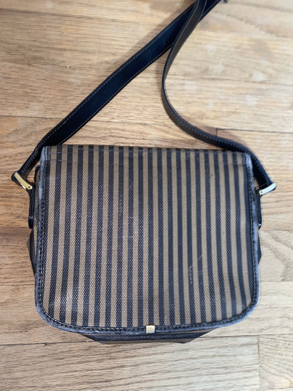 Fendi Authentic Vintage Fendi Purse Size ONE SIZE - 8 Thumbnail