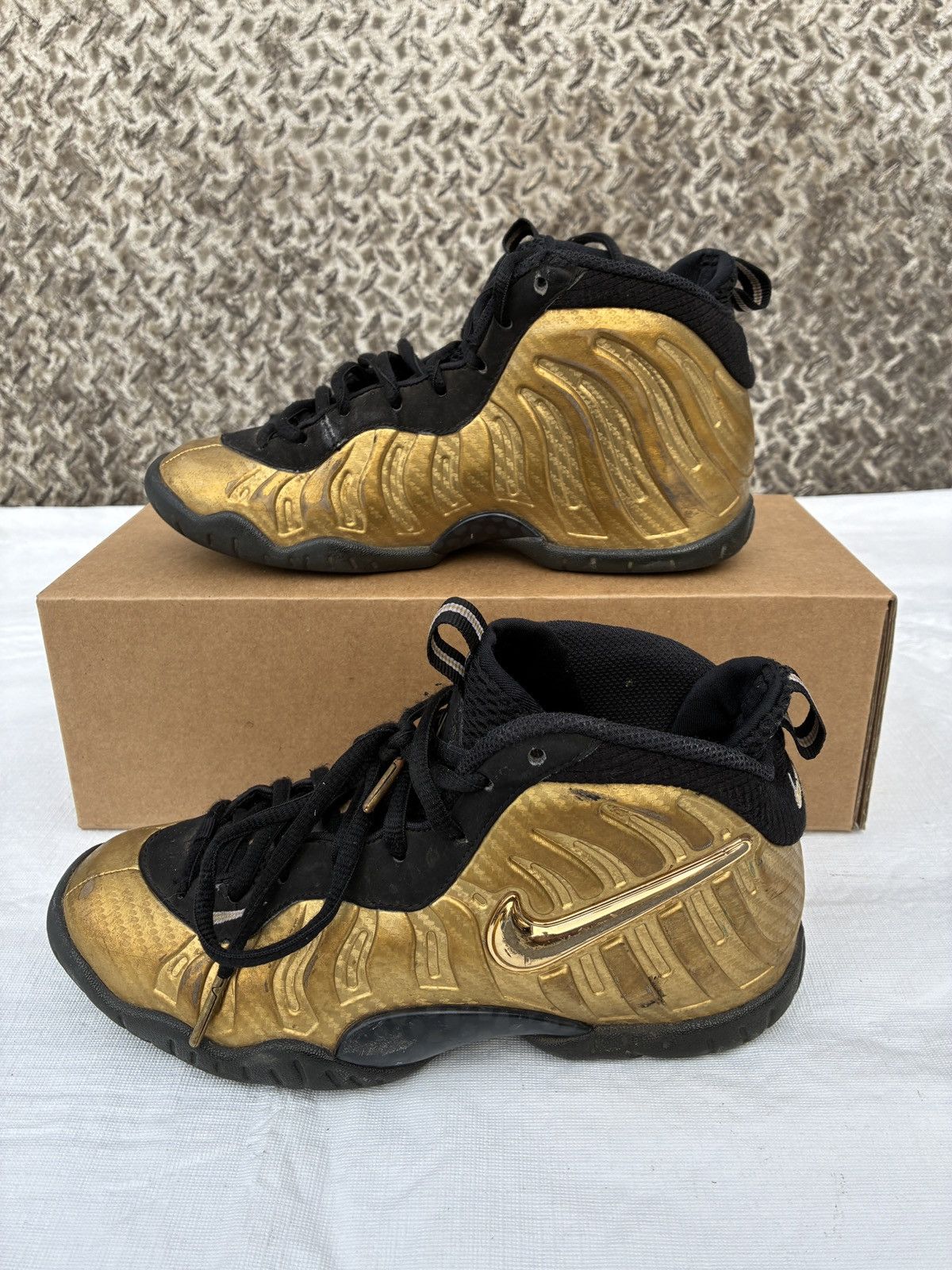 Nike Nike Air Foamposite Pro 'Metallic Gold" 2017 4y 844792-701 Size US 5 / EU 37 - 2 Thumbnail