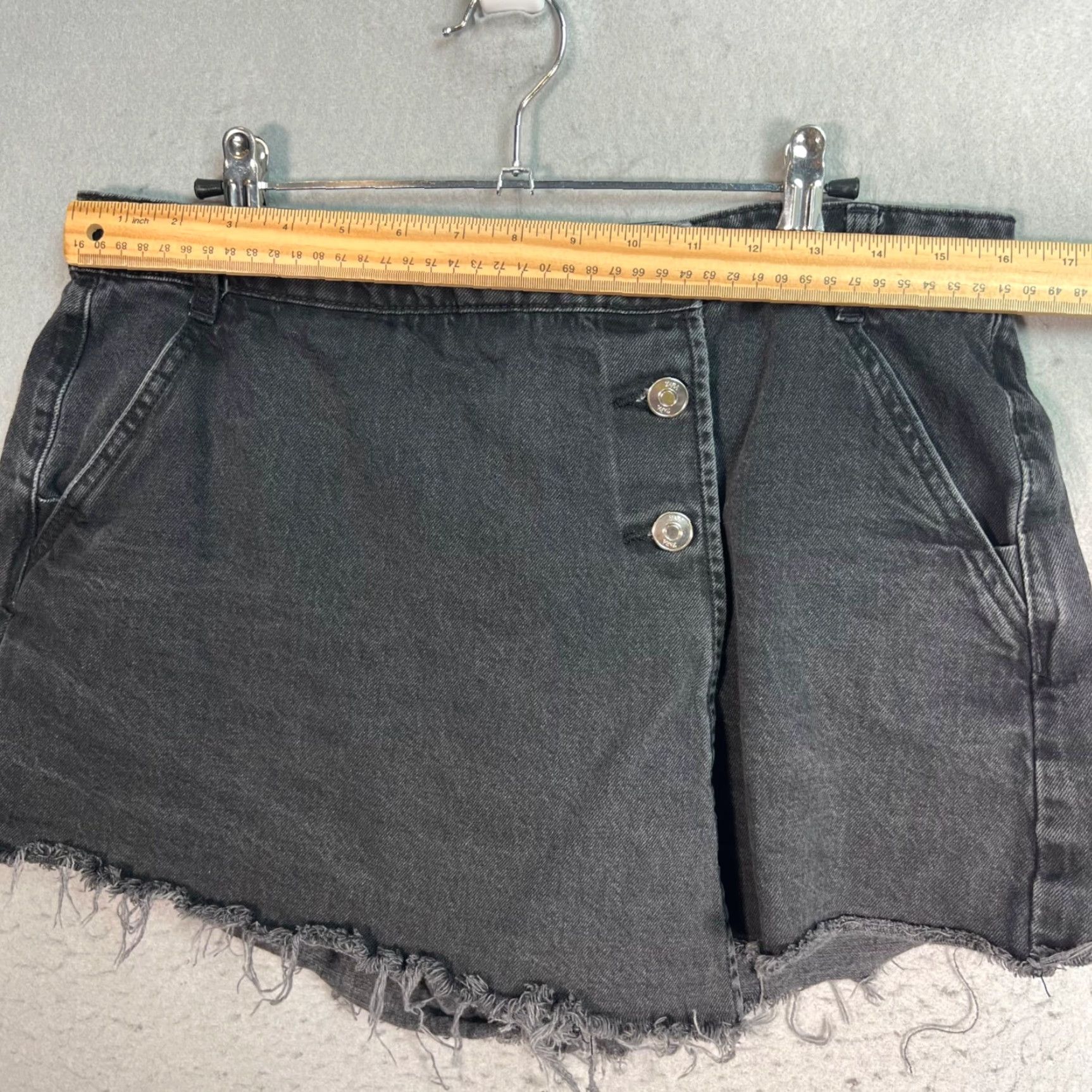 Zara Zara Shorts Womens Large Black Asymmetrical Denim 100% Cotton Button Frayed Hem Size 36" / US 14 / IT 50 - 5 Thumbnail