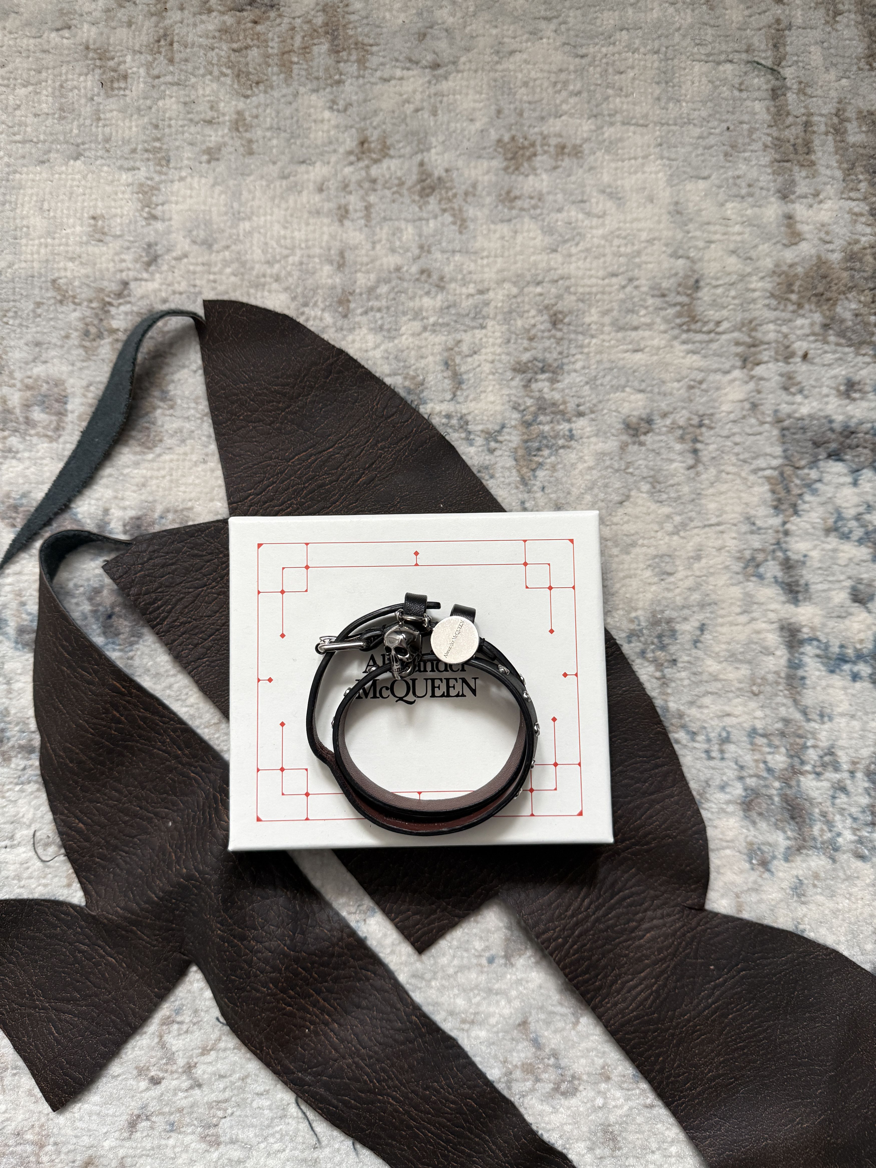 Alexander McQueen スカルモチーフ 2連 レザー ベルト Women's Skull Ring Double Wrap Bracelet in Black | McQueen US