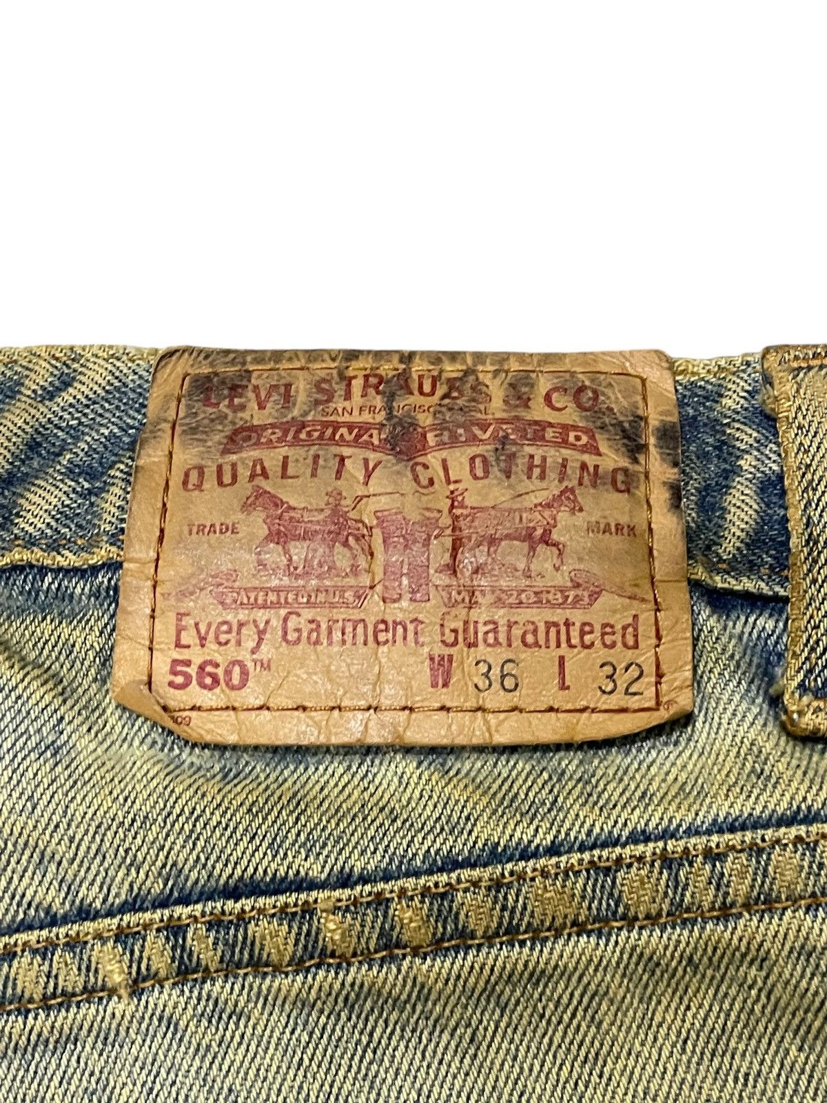 Levi's × Vintage Vintage Levis 560 Tapered Leg Loose Mud Wash Jeans Size US 35 - 21 Thumbnail